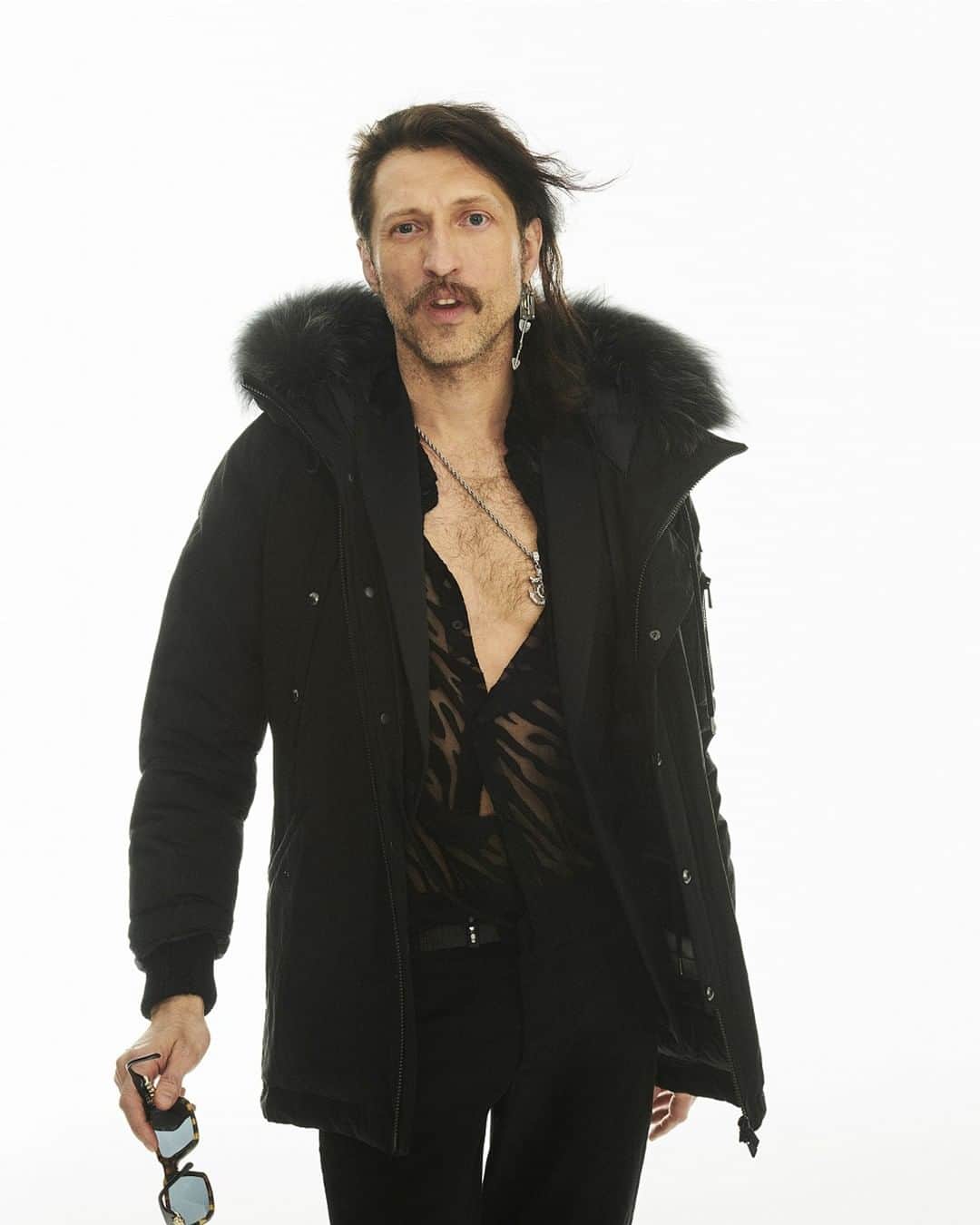 のインスタグラム：「Singer, composer, DJ and actor, @eugene_hutz features in the new Tatras FW1920 Campaign. ⁠ ⁠#TatrasFamily #TatrasOfficial #TatrasPeople #TatrasFW19⁠ ⁠ Photographer: @francescocarrozzini⁠ Stylist: @joanneblades⁠ ⁠ _____⁠ #Tatras #downjacket #totallook #fw1920 #eugenehutz #francescocarrozzini」