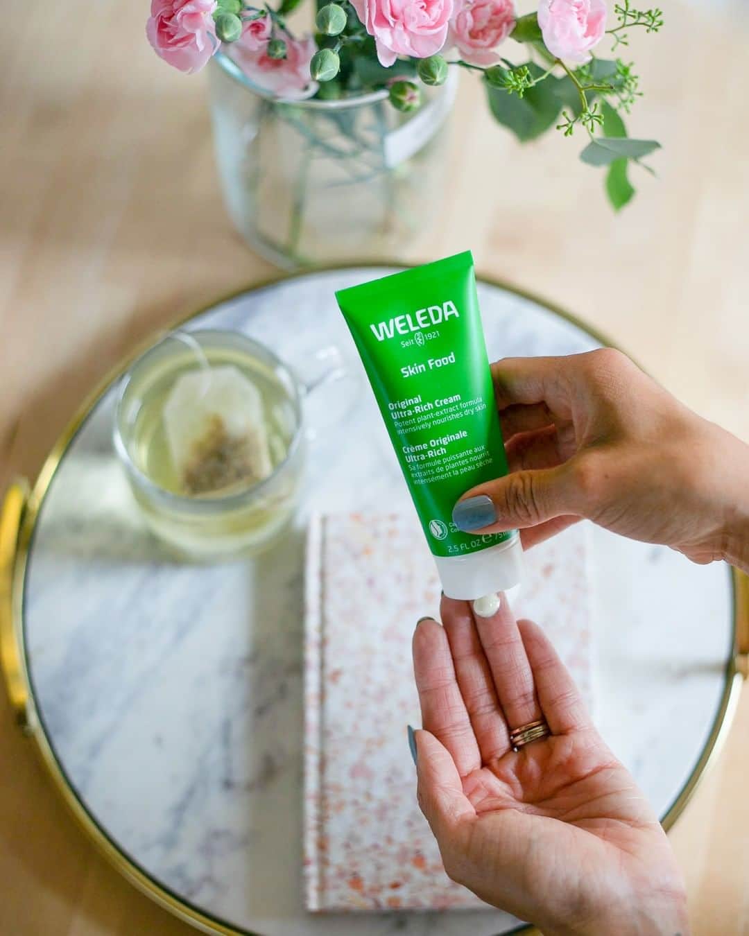 Weledaのインスタグラム：「It’s day ONE of our 28 Day Let Your Beauty Bloom Challenge! To kick off this challenge we ask you to commit to three lifestyle changes and write your goals down with the results you’d like to see! Leave a 🌸if you’re joining us!」