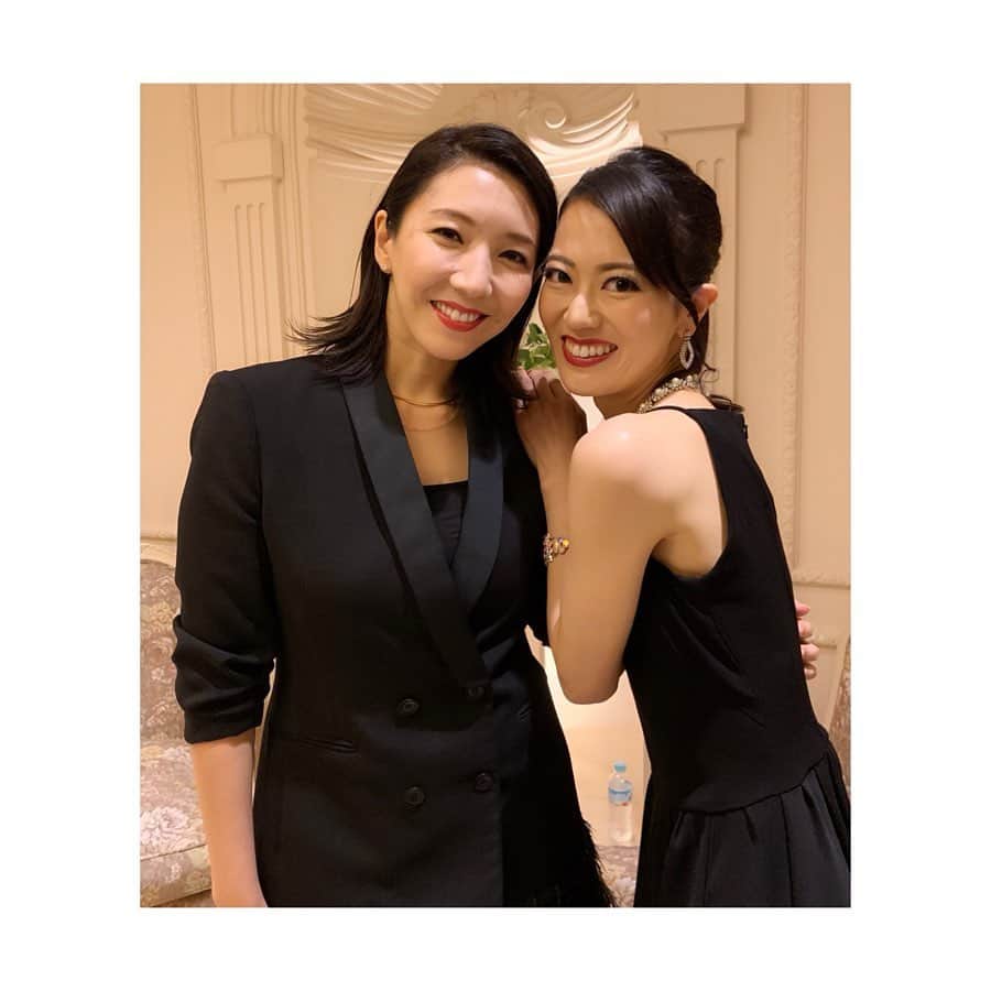 煌月爽矢のインスタグラム：「.﻿ .﻿ 今日の写真は！﻿ ﻿ ジャン♡﻿ 24日ゲストだった瀬奈じゅんさん✨✨✨﻿ ﻿ ﻿ ブログにはひとしきり書きましたが、あさこさんと霧矢さんの関係性、本当に素敵でした！！﻿ 袖からずっと霧矢さんを見守られるあさこさんのお姿にも大感動😊✨✨✨﻿ ﻿ ﻿ 2枚目、自分のポーズがめちゃくちゃ気持ち悪いとわかってます！自覚あります！笑﻿ でも！！！あさこさんの手がカッコ良すぎて😂﻿ これはちょっともう、共有させて下さいwww﻿ ﻿ #霧矢大夢 さん﻿ #ディナーショー﻿ #瀬奈じゅん さん﻿ #ラマンチャの男﻿ #お2人の愛は世界を回らせるが懐かしくて懐かしくて…﻿ #お稽古日には振りをすぐ思い出されてました、さすが✨ #あさこさんは私と写真を撮る時にいつも嫌そうな顔で写って下さるけど今回は普通だーwww #やったぁーw」