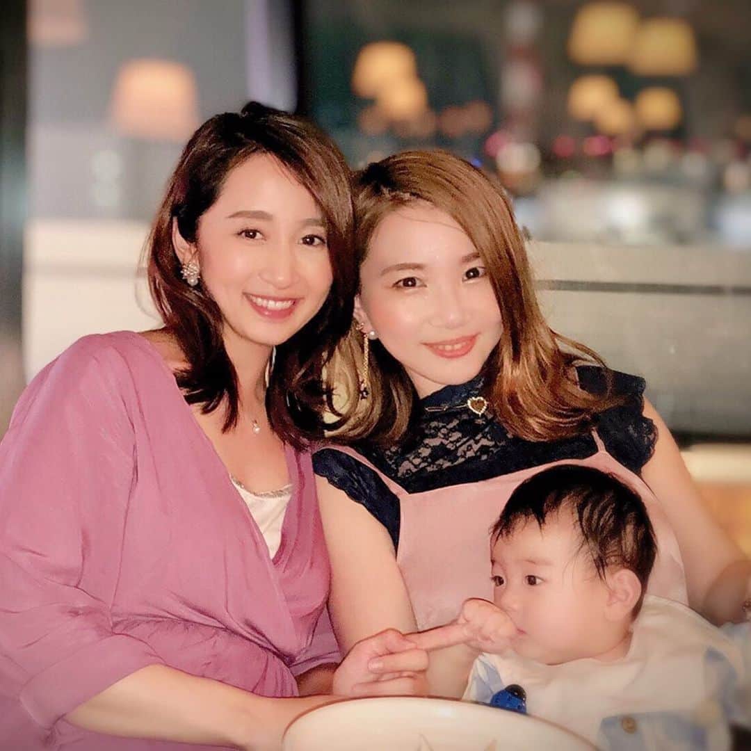 小野恵美のインスタグラム：「先日、ゆっこちゃんご家族と我が家でお食事会をしました🍽🥂 旦那さん同士は初めまして☺️ お忙しい中、本当に素敵なひとときをありがとうございました！ たくさん笑って、色んなこと教えていただけて幸せな時間💕  ベビちゃんは同い年です👶👶 素敵な先輩パパママとしても、大切なお友達ご家族としても、これからも引き続きよろしくお願いします💐 #お食事会 #家族 #family #家族ぐるみ #ありがとう #感謝 #妊婦 #妊娠中 #マタニティ #妊娠後期 #マタニティライフ #baby」