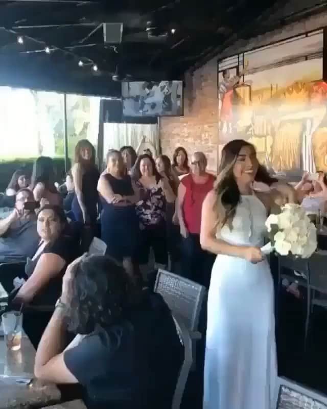 のインスタグラム：「Tag a clumsy bride 😂😂😂 Marque aquela noivinha distraída . . . . . . .DM FOR CREDITS . .  #dress #makeup #hairstyle #vestido #weddingdecor #decoracaocasamento #justmarried #weddingtrends #wedding #bride #bridetobe #noiva  #vestidodenoiva #weddingdress #weddinggown  #casamento #honeymoon #luademel #destinationwedding#weddinginspiration #royal #royalwedding #recife #saopaulo #ny #london」