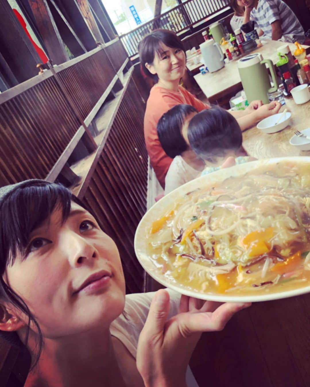 井上侑さんのインスタグラム写真 - (井上侑Instagram)「【 初めましての宮崎で ② 】  8月24日 美味しい焼きそば屋さんに連れて行って頂いて、腹ごしらえをしてから、いざ会場へ。 いよいよ翌日に迫った「待ち合わせ〜ワロタモンガチ〜」 舞台のセットが出来てゆくのを見せて頂いたり、本田さん濱田さん四條さんの素晴らしい連携に感激したり、音響さん照明さんの細かな指示を飲み込まれる早さに脱帽したり、 こんな風に舞台が作られていくのかと、緊張感と高揚感。  舞台 「ハンバーグが出来るまで」の主題歌「樹」を書かれた中尾諭介さんと歌わせていただいたのですが、歌詞を読むほど、演奏するほどに、根から水を吸い込むように、身体に染み込んでゆくのを、この日も感じました。  1,300席の素晴らしいホール、チケット完売。 いよいよ明日。  本田家に戻ると、本田さんのお母さん（みんなに まこばぁ と呼ばれていました＾＾）が 美味しいバラ寿司を作っていてくださって 本田さんのお父さんが「ちょっと待ってて」と、庭から山椒の葉を取ってきてくれた。 香りに癒されながら、この日も満腹。 すとん、と眠りにつきました。  #待ち合わせ #ワロタモンガチ #宮崎 #延岡 #sayyou #本田誠人 #中尾諭介」9月4日 8時58分 - yuinouehappy