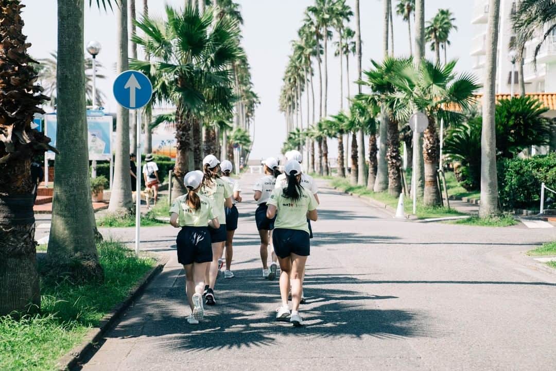 のインスタグラム：「... ランニングウェアが素敵だと気分も上がりますね！ 街並みとも合って絵になります。  #beachme #相模屋 #slendaginza #slenda #アンダーアーマー #tgr #tgc #東京ガールズコレクション #tokyogirlscollection #tokyogirlsrun #marathon #マラソン #逗子 #ランニング女子 #マラソン女子 #湘南 #ランニング #run #fitness #フィットネス #フルマラソン #ダイエット #健康 #ランナーさんと繋がりたい #健康食品 #スポーツウェア #model #モデル #runhappy」