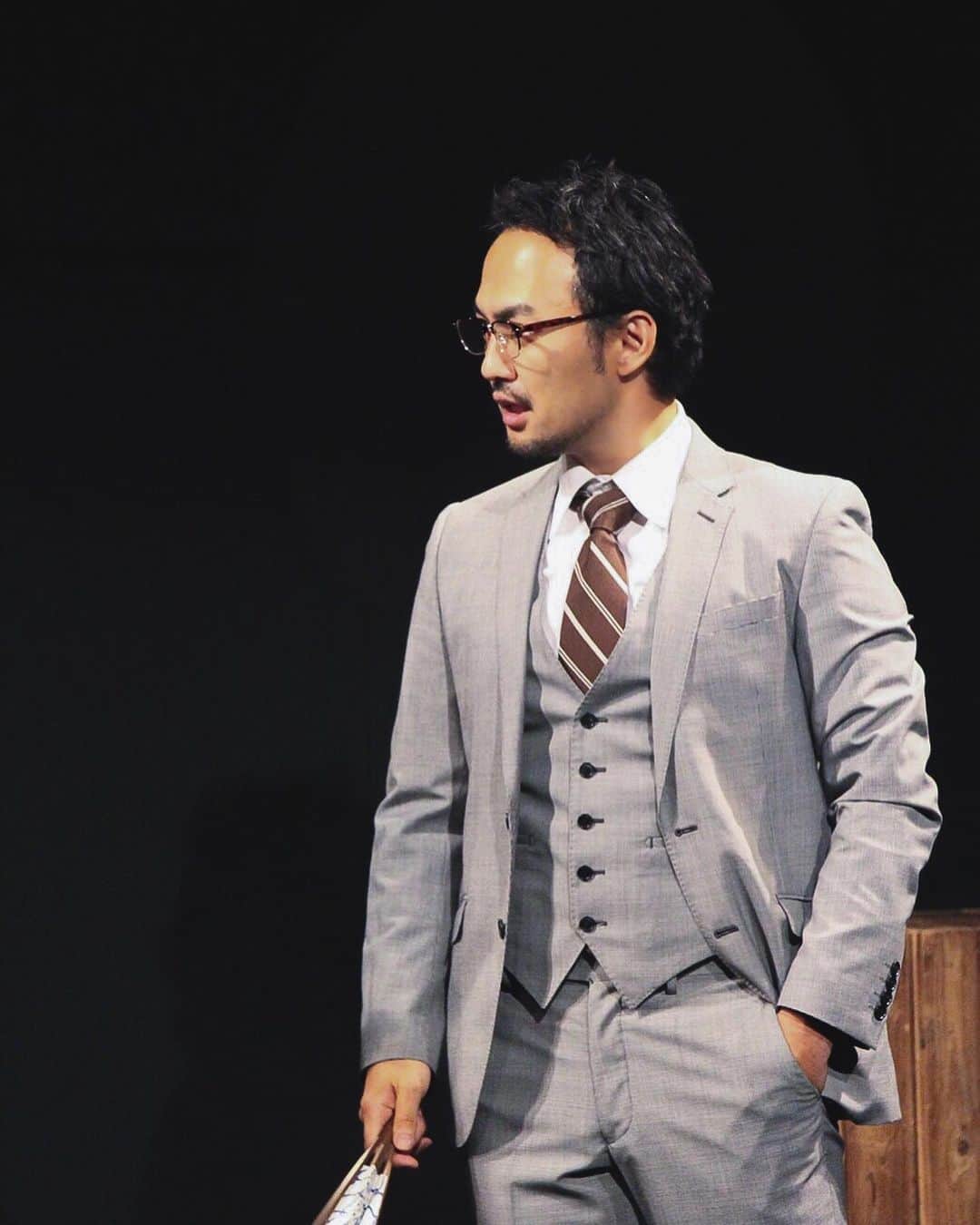 田村幸士のインスタグラム：「「板の上の二人と三人そして一人」 昨日、千穐楽を迎えました。  お越し頂いた皆様、いかがでしたでしょうか。  初めて台本を読んだ時、この作品がどのような形になるか全く想像できませんでした。 それが、あんなに熱くて温かくて切なくて面白くなるなんて。  脚本・演出・主演の上西さんのマジックと、キャストの実力とエネルギーと団結力です。  木下マネージャー役は僕にとって新しい境地で、稽古期間はもう何が何だか分からなく、そして2チーム体制で両チームに出演するので、さっきまで “ズンドコゴンドラ” だったのに次のチームの稽古だと “ズンドコゴジラ”だったり、さっきまで “ヤキセン” だった上西さんが “ナマセン” だったり、さっきまで大爆笑するシーンだったのに “ハクナマタタ” を歌ったり・・・ もう頭と気持ちの交通整理がいっぱいいっぱいで本番前日まで散らかっていました。  でもやはり周りは素晴らしい役者ばかり。 劇場入りしてセットや照明ができて衣裳を纏うと、そこには「板の上」の世界が出来上がっていて、目の前にはその登場人物が存在していて意識せずともただただ普通に話すことができました。  周りの方々に多くを感じさせて貰いながら板の上に立っていました。 それと同時に周りから感じなければ演じられない不器用な役者ということも痛感。  開演してからなるべく舞台袖にいて全員の声を感じられたからこそ最後のヤキセン師匠との別れのシーンが形に出来ました。 バトンを繋いでくれたキャストの皆さんに感謝しかありません。ありがとうございました！  そしてこの機会いただいた上西さん お越し頂いたみなさま 心からテンアンツ！！💪💋」