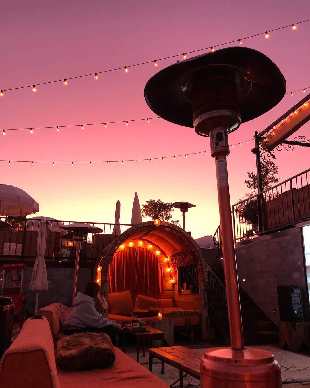 MiChiのインスタグラム：「🦄💕✨ #sunset#nofilter#rooftop#rooftopbarsla#calilife#weho#lahotels#la#california#夕日」