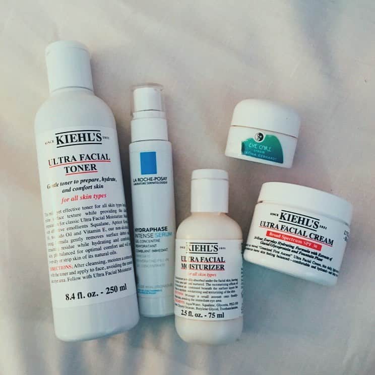 Yu-kiのインスタグラム：「ロンドンで化粧水を迷って試しに @kiehls の保湿ラインを使ってみたらとっても良かった◎化粧水はたっぷりつけたいから月1本ペースで買っている🙆🏻‍♀️あとこのクリームもSPF入ってて便利👌🏻ロンドンのお水は硬水で肌が本当に乾燥するから保湿は絶対欠かせない◎美容液は @larocheposayfr か @biodermafrance 交互に🙌🏻#kiehls#larocheposay#bioderma」