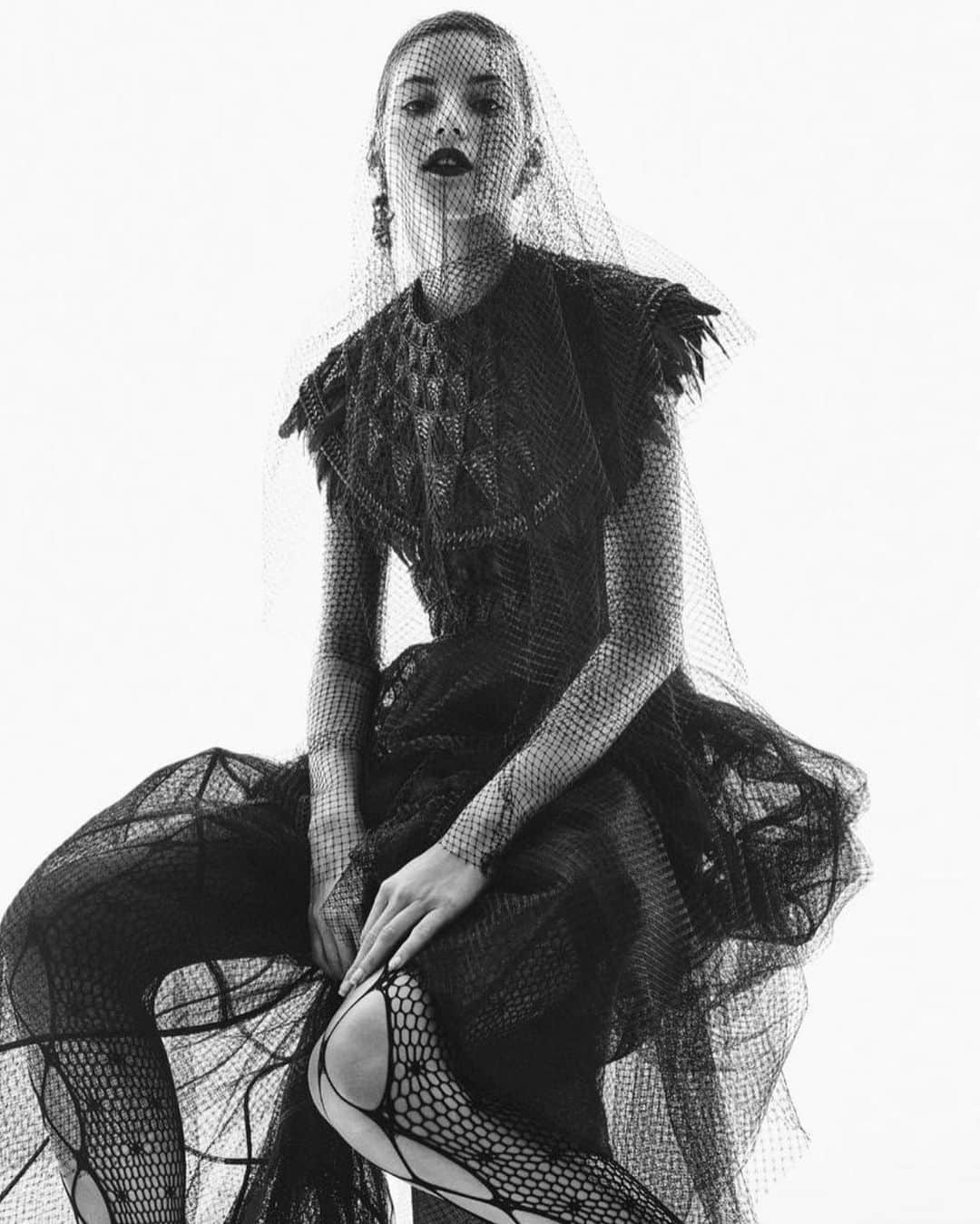 ヴァレリー・カウフマンのインスタグラム：「Beautiful darkness 🌘 @HarpersBazaarCZ by @GregKadelStudios」