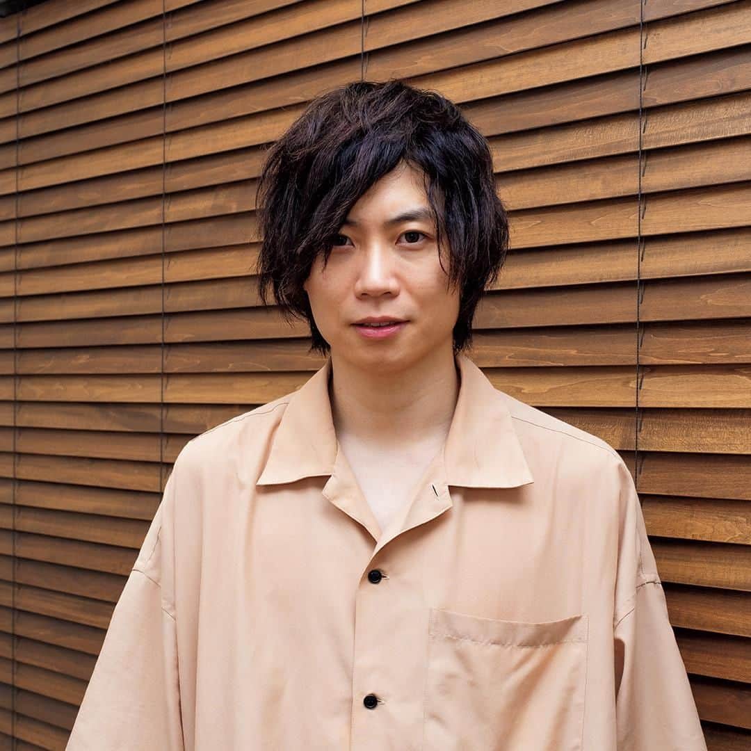 のインスタグラム：「【仕事術★発売中】近著『メモの魔力』は39万部超えという実績を持つ実業家・前田裕二。「可処分所得」から「可処分時間」、そして「可処分精神」への時代変化をいち早く捉えた彼が、この時代の仕組みと本質を、箕輪編集室責任編集「心を奪う仕事術」で語る。 #ブルータス #brutus #仕事術 #メモの魔力」