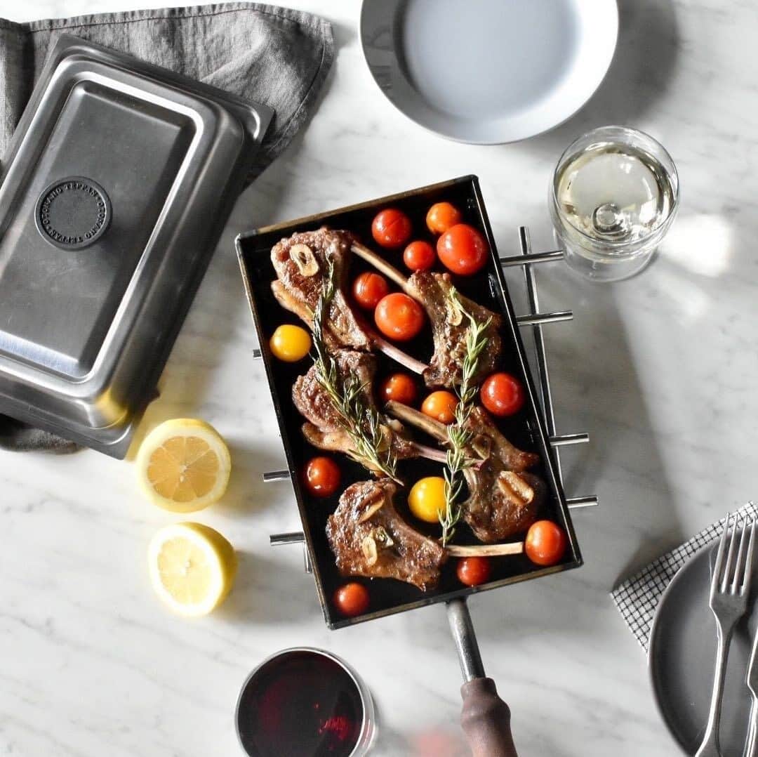 UchiCookのインスタグラム：「Easy to make Lamb Chops 😋😋 A recipe to give you much energy to survive a new week after the long labor day weekend. You can make it on your cast iron pan or Steam Grill.  Ingredients: • 5 lamb chops • 2 tbsp olive oil • 1 garlic knob • Rosemary twigs • 15 cherry tomatoes • Pinch of pepper and salt  Steps: ➊ Marinate lamb chops with pepper, salt, garlic sliced, rosemary, and olive oil and leave it for 30 minutes. ➋ Heat the lamb chops with the garlic and rosemary on your iron pan until brown. ➌ Turn them over and put cherry tomatoes. ➍ Heat again until cooked through. ➎ E N J O Y ! 🙌  Enhance your kitchen experience ➤ www.uchicook.com ♨」