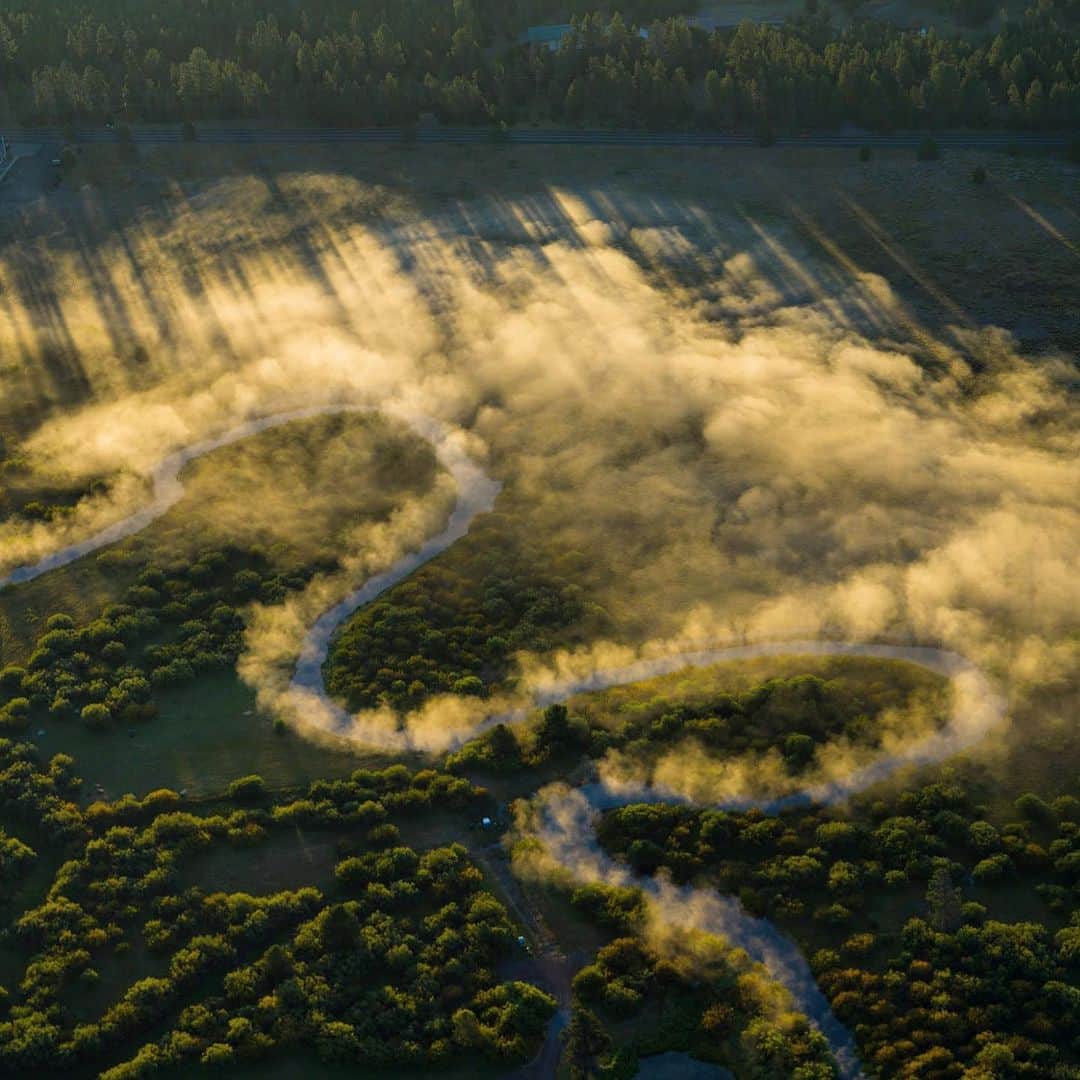 クリス・バーカードのインスタグラム：「Now I know why they call it SunRiver. .  I’ve never seen low clouds follow the path of a river like this, I was lucky to catch this with a few students last month in Oregon during my aerial photography course.  A great year at Sony Kando.」