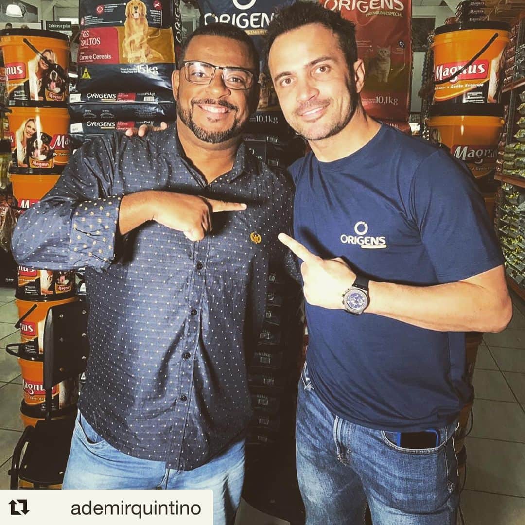 アレッサンドロ・ローザ・ヴィエイラのインスタグラム：「Irmão,sem palavras pra você! Obrigado por tudo e conte comigo sempre ❤️ #Prontofalei - #Repost @ademirquintino with @get_repost ・・・ Fiz poucos amigos desde que me tornei cronista esportivo. É difícil. Como ser amigo e cobrar publicamente por um momento não tão bom? O outro lado vai entender? E como sou desconfiado por natureza, sempre, apesar desse jeito extrovertido, nunca quis misturar o meu profissional com o pessoal. Sempre quis respeitar e ser respeitado naquilo que me propus a fazer como homem público. Mas para tudo sempre tem poucas exceções. E uma delas é o @falcao12oficial  Tive a honra e o prazer de conhecer ele de perto mesmo, durante a passagem vitoriosa que teve no @SantosFC em 2011. Ali pude perceber, o homem, o carisma, o pai, a leitura de jogo, o profissional de negócios, um ser humano fantástico, formidável e inenarrável o pouco que pude viver e aprender, principalmente fora das quadras com este gênio da bola. Esta semana está no ar, no meu canal no YouTube @prontoeufaleioficial , a entrevista com esse santista, assim como eu. Mesmo com a agenda concorrida, fez questão de arrumar um tempo para gravar comigo. Um cara que transcendeu o esporte que atuou, cidadão do mundo e de uma humildade que estou pra ver igual. A você que é jovem: Este é um exemplo de cidadão e o modelo para quem deseja vencer.  Sempre soube o que queria e conquistou tudo, porque foi obstinado, focado e graças a divindade - talentoso. E o principal- “é de verdade” , sem hipocrisias, que infelizmente não tem em grande quantidade em nossa sociedade. Quem desejar assistir a entrevista segue a mesma- https://youtu.be/5A0M2nu3WPk Obrigado por tudo 12. E você é igual o @pele quem viu, pode desfrutar. Quem não viu não verá igual! #prontofalei」