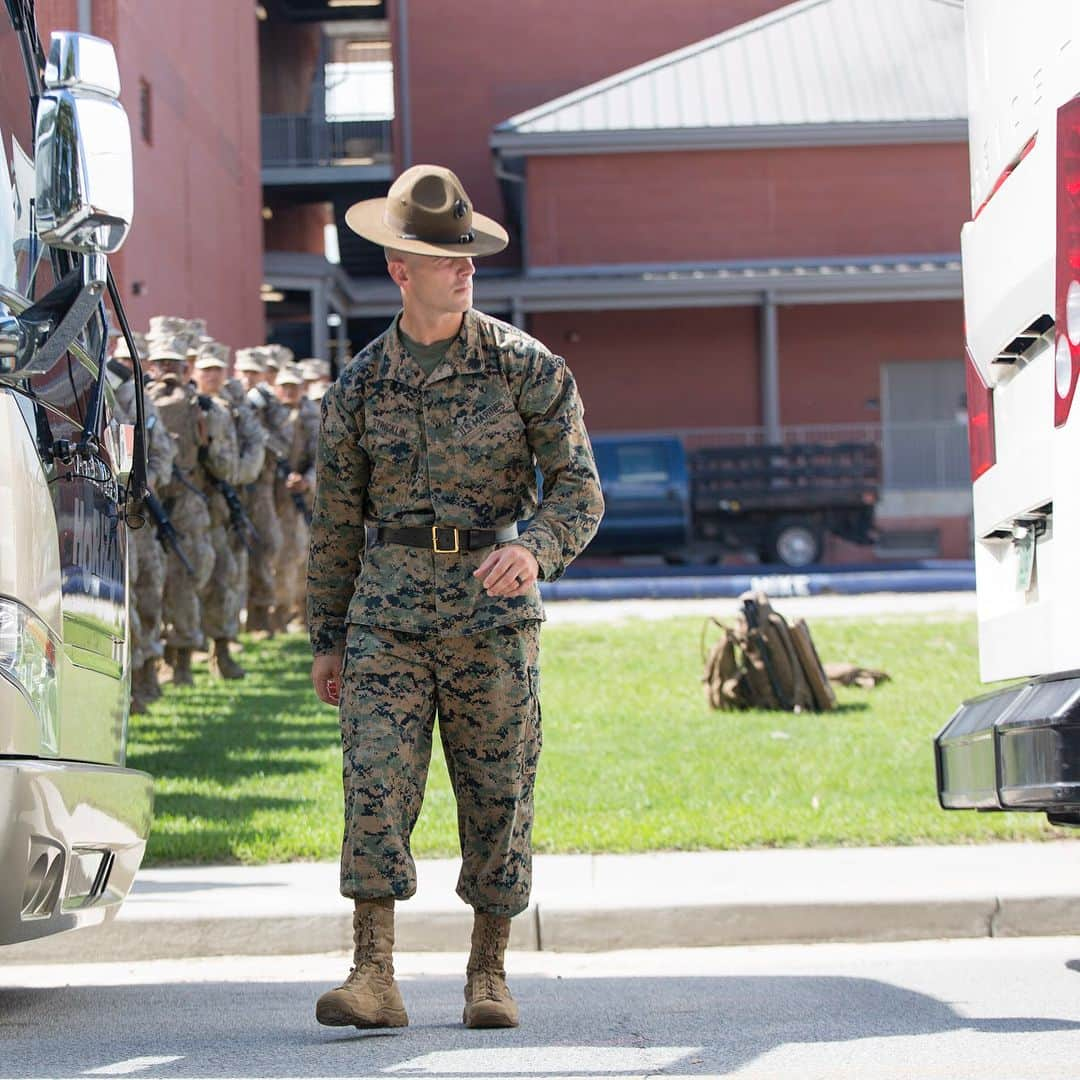 アメリカ海兵隊さんのインスタグラム写真 - (アメリカ海兵隊Instagram)「Today, @mcrdparrisisland started evacuating recruits to Marine Corps Logistics Base Albany, Georgia. The decision to evacuate is due to Hurricane Dorian and the expected impacts of destructive weather in the region. (U.S. Marine Corps photos by Sgt. Dana Beesley)  #USMC #Marines #Dorian #Evacuation #BeSafe #Bootcamp」9月4日 8時57分 - marines