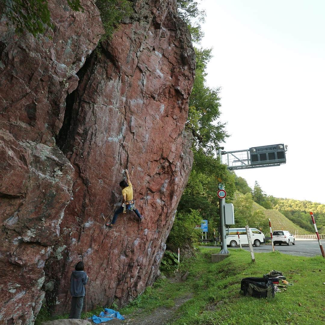 濱田健介のインスタグラム：「I’m in Hokkaido. I climbed at Akaiwa Seigakyo in yeaterday. I send super classic Esaoman 13b and some routes. Photo is Tengokuressya 12b. It is also nice classic. 北海道来てます。 昨日からお初の赤岩青巖峡。 かの有名な 日高源流エサオマン 13b を登った。想像より被ってて威圧感あった。 写真は最後に登った 天国列車 12b。これも良かったなー。 @rockmasterhq  @organicclimbing  @unparallelup  @nogradjustfeeling  @camp1889」