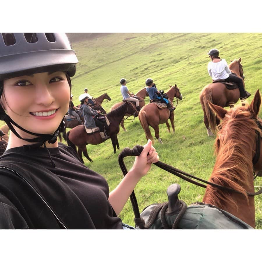 繭さんのインスタグラム写真 - (繭Instagram)「ㅤㅤㅤ ㅤㅤㅤ ハワイ島でいちばん楽しみにしていた乗馬🐎 ㅤㅤㅤ 私一応特技に乗馬って書いてあるんですけど 中学生の時以来ちゃんとやったことなくて😂w 久しぶりの乗馬めちゃくちゃ楽しかったです🐴❤️ ㅤㅤㅤ #hawaii #ハワイ島 #hawaiiphoto #乗馬 #followme #followmejp #followjp」9月4日 8時33分 - mayumayu1008