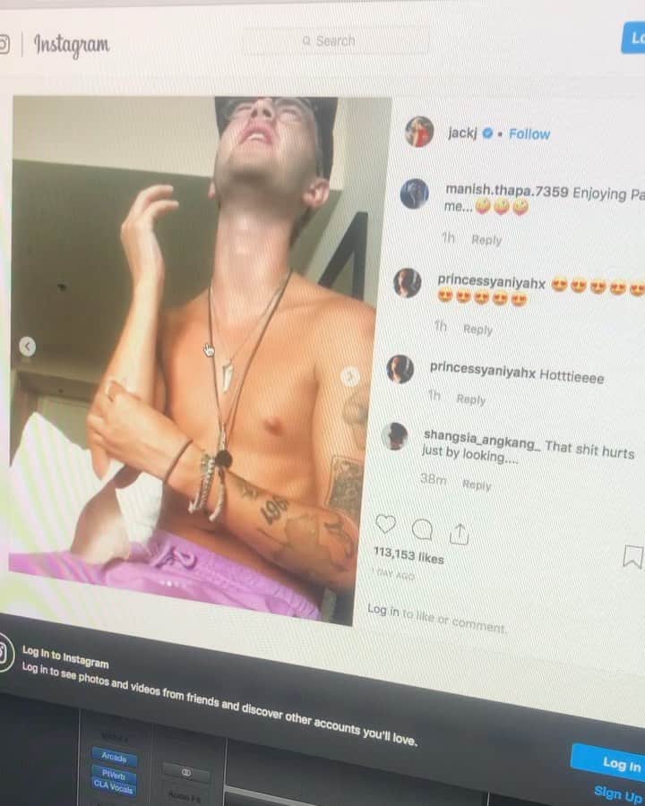 ジャック・ジョンソンのインスタグラム：「Can’t even play piano since my right thumbs sprained.... I guess I’ll jus sample my own pain 🤷🏼‍♂️」