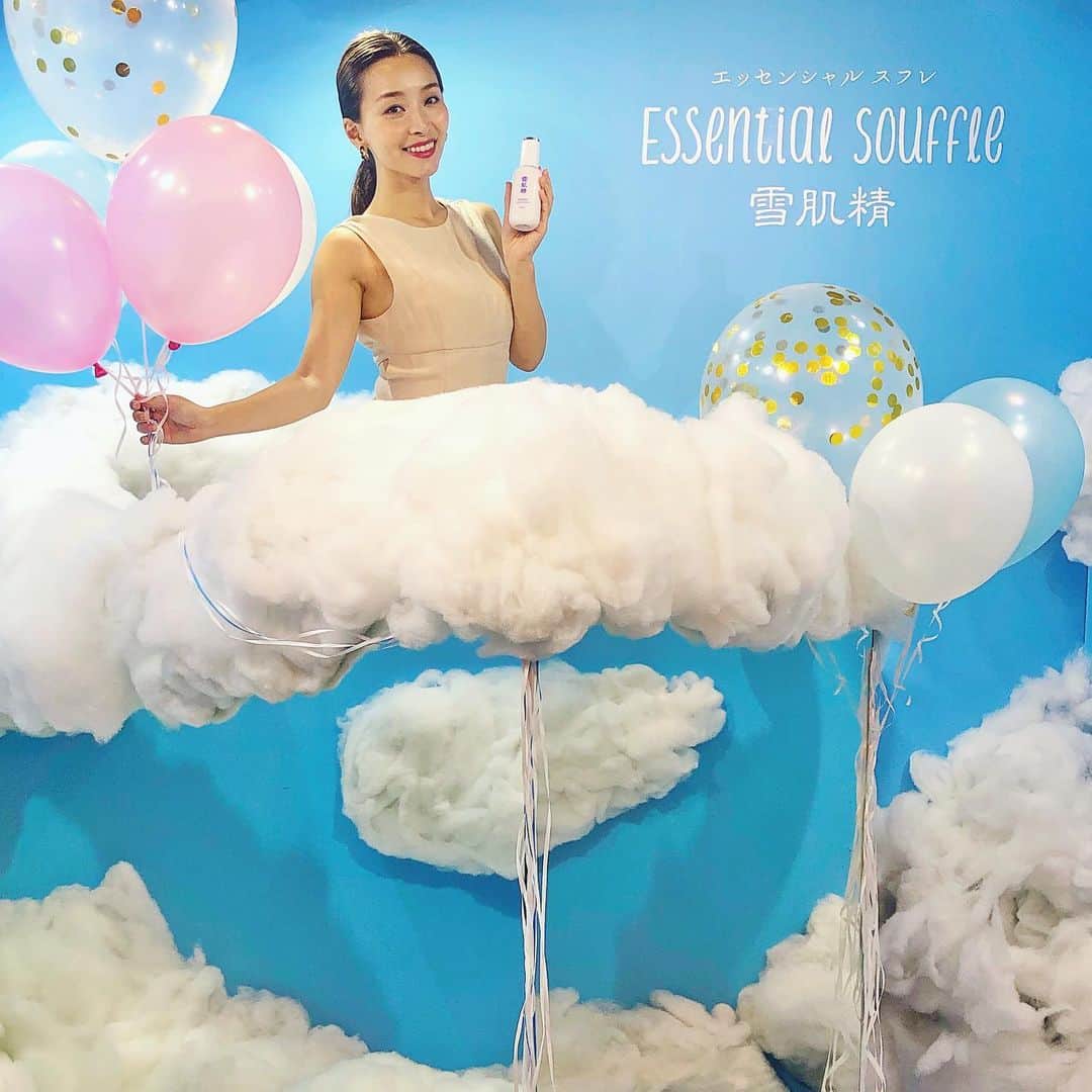 佐々木あさひのインスタグラム：「長年愛され続ける雪肌精から新しく登場する美容乳液の発表会へ行ってきました✨乳液のベタベタ感を無くして内側しっとり、表面さらりの肌触りにこだわったまさに消えるように肌に馴染む乳液💭 . 消えるをテーマにイベントでは手品ショーや雲の上にふわふわ浮けるフォトブース、溶けて消える食感のスイーツを頂けたり世界観がしっかりと感じられる魔法のような時間でした🥺💙 . 表面はサラッとしていても保湿感はしっかりとある面白い使用感だから、これから色んなところで目にすると思うので、テクスチャー試してみてね😊✨ . . #雪肌精エッセンシャルスフレ #消える乳液 #スフレマジカルランド #pr」