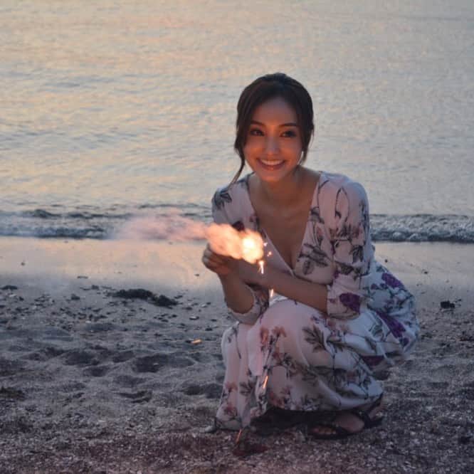 のインスタグラム：「🌻 ❤️ ❤️ ❤️ 夏も終わりですなぁ🤔 手持ち花火とか懐かしい...笑 子供の頃を思い出しました🥴 #こういう時どんな顔をすればいいのか分からないの」