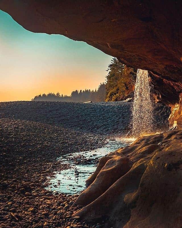Explore Canadaさんのインスタグラム写真 - (Explore CanadaInstagram)「Can’t decide between a waterfall or beach day? Sandcut Beach has got your back with the best of both worlds! ⁠ .⁠ This beautiful little pebble beach is part of the Jordan River Regional Park, and the rugged coastline features some stunning, unique limestone formations. Surrounded by hiking trails, Sandcut Beach makes for a great picnic spot, as well as the perfect viewpoint for one of those classic Vancouver Island sunsets. ⁠ ⁠ 📷: @pnwmedia⁠ 📍: @tourismvancouverisland, @hellobc⁠ #ExploreVancouverIsland #ExploreBC」9月4日 0時00分 - explorecanada