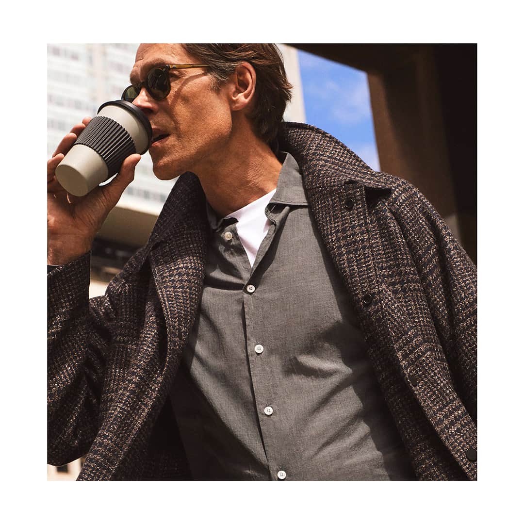 のインスタグラム：「A coffee, a coat and the city…  #CarusoMenswear #CarusoStyle」