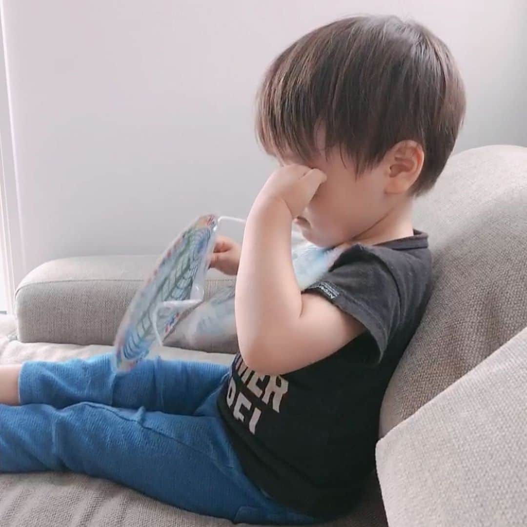 田中涼子のインスタグラム：「友達とのお別れに私が号泣だったぁ😭﻿ ﻿ 私にも、勉強になる子育てアドバイスくださるし愛情たっぷりの先生たちに感謝でいっぱい。﻿ ２歳だしまだわからないかな？と思うけどわかってそうな顔もするから切ないなぁ😭﻿ #男の子ママ#お別れ#子育て記録」