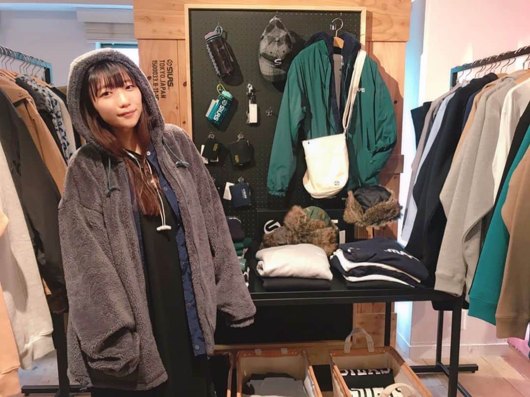 ぱいぱいでか美のインスタグラム：「SILAS展示会〜！ ꙳ #silasandmaria #exhibition ꙳ MILKFED.と一緒にやっててもちろんSILASもつけてきました✔︎ 多分メンズなんだけどシャツにしてみた！ カジュアルなブランドのかっちりしたアイテムってなんか可愛いな〜！ 写真で羽織らせてもらったアウターも悩んだ(T . T) リバーシブルでモコモコ。oO マネージャーもMILKFED.とSILAS好きだからガチ選びしてた。笑 ま〜た偶然のリンクコーデしちまうなこりゃ。」