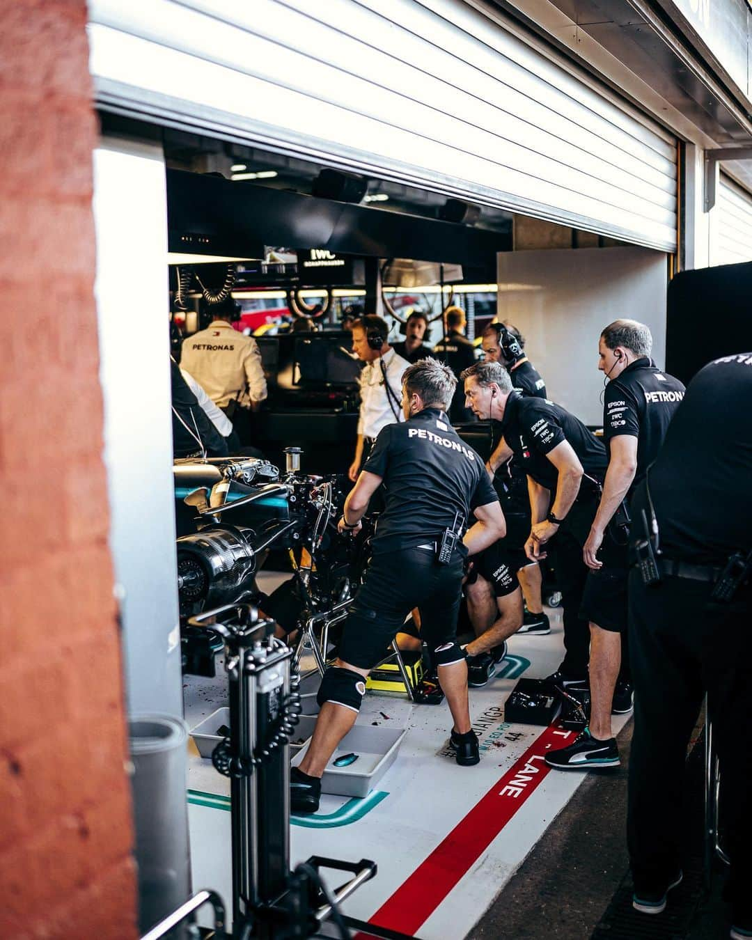 MERCEDES AMG PETRONASさんのインスタグラム写真 - (MERCEDES AMG PETRONASInstagram)「Saturday morning = One major repair job for Lewis’ crew after that FP3 crash. With Quali closing in, both sides of the garage came together to get the job done 👊🛠 TEAM! ❤️ • #MercedesAMGF1 #Mercedes #AMG #F1 #PETRONASmotorsports #DrivenByEachOther #Teamwork #Dreamwork」9月4日 0時15分 - mercedesamgf1