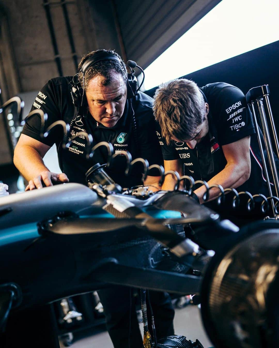 MERCEDES AMG PETRONASさんのインスタグラム写真 - (MERCEDES AMG PETRONASInstagram)「Saturday morning = One major repair job for Lewis’ crew after that FP3 crash. With Quali closing in, both sides of the garage came together to get the job done 👊🛠 TEAM! ❤️ • #MercedesAMGF1 #Mercedes #AMG #F1 #PETRONASmotorsports #DrivenByEachOther #Teamwork #Dreamwork」9月4日 0時15分 - mercedesamgf1