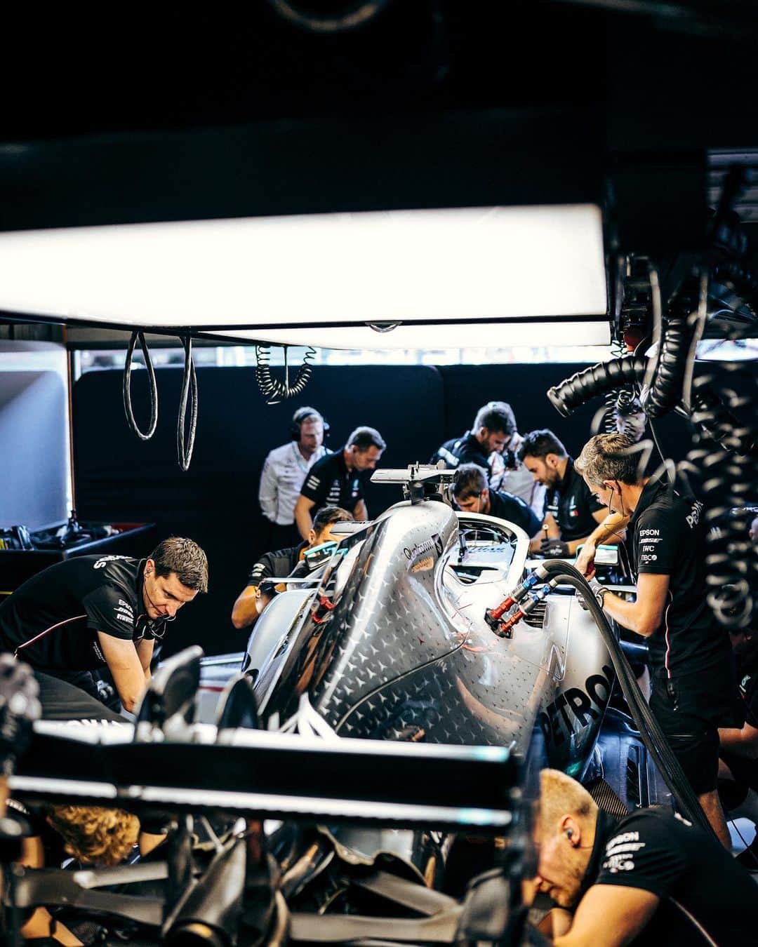 MERCEDES AMG PETRONASさんのインスタグラム写真 - (MERCEDES AMG PETRONASInstagram)「Saturday morning = One major repair job for Lewis’ crew after that FP3 crash. With Quali closing in, both sides of the garage came together to get the job done 👊🛠 TEAM! ❤️ • #MercedesAMGF1 #Mercedes #AMG #F1 #PETRONASmotorsports #DrivenByEachOther #Teamwork #Dreamwork」9月4日 0時15分 - mercedesamgf1