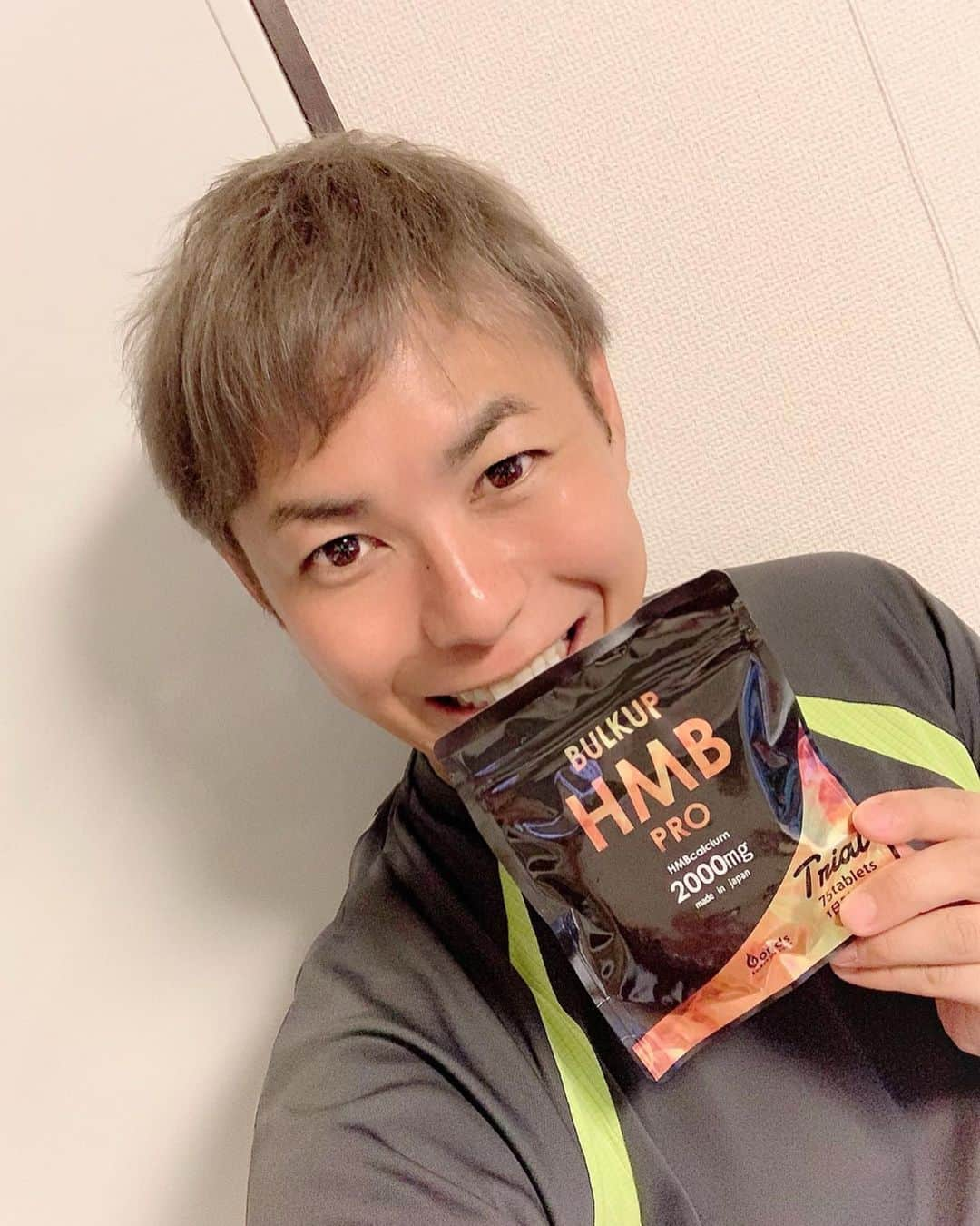 MCしんごのインスタグラム：「わがままボディーにムチを!! ということで、トレーニング開始✨ pトレーニング後には…@bonds.onlineshop バルクアップHMBプロ!! 本当最近わがままボディーで… このままだと大変なことになるからいよいよ本格的にトレーニング開始!! トレーニング後には効率よく必要な栄養素を取りたいんだけどなかなかいいサプリがなかった。 バルクアップHMBプロに出会って、トレーニング後の必要な栄養素もバッチリ取れるようになったし！ 理想の体型まで日々努力あるのみ✨✨ ◆HMBの効果 ・筋肉の成長促進や減少の抑制 ・筋肉の回復力促進 ・筋肉への栄養補給を促進してくれる成分  トレーニングがわからないからに朗報!! 公式アカウントでは筋トレ方法やダイエット方法等発信中!! フォローしてトレーニングについても学んじゃおう✨✨ #バルクアップHMBプロ #HMB #PR  #ジム #トレーニング #training #fitness #gym #サプリメント #supplement #workout #栄養 #health #nutrition #スポーツ #sport #MCしんご  #オリラジ  #オリエンタルラジオ #モノマネ  #ものまね #entertainer #comedian #television #radio  #お笑い #芸人 #swag #photooftheday」