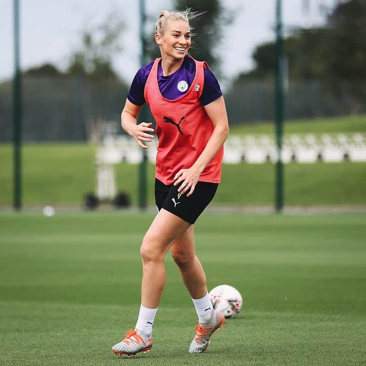 ジェンマ・ボナーのインスタグラム：「4️⃣ days & it all begins again 😁 @barclaysfawsl」