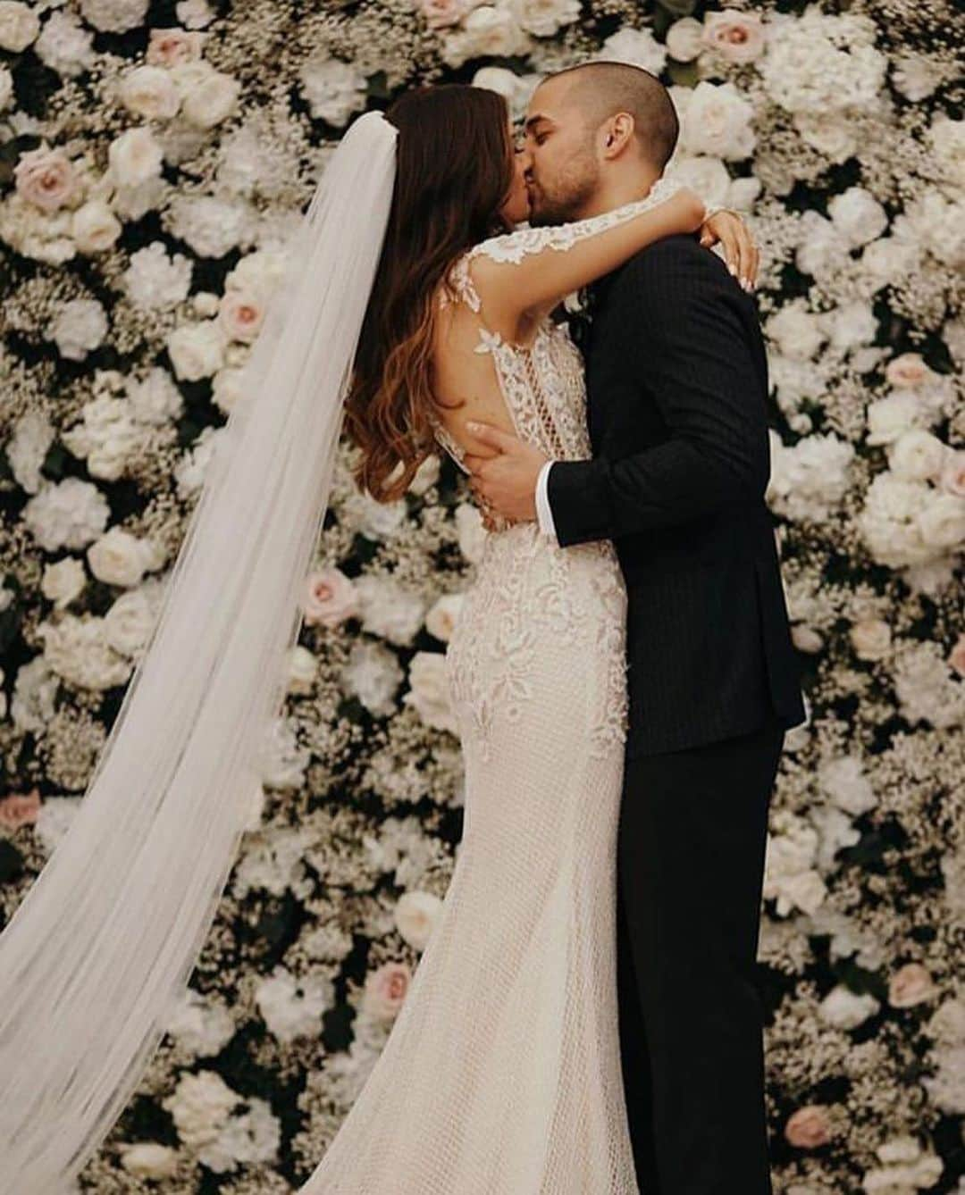 Wedding ?さんのインスタグラム写真 - (Wedding ?Instagram)「What a lovely wedding decor, dress and couple ❤️ . . . . . . . Ph @jordanvoth Dress @galialahav Planning @sposarmi.it . .  #dress #makeup #hairstyle #vestido #weddingdecor #decoracaocasamento #justmarried #weddingtrends #wedding #bride #bridetobe #noiva  #vestidodenoiva #weddingdress #weddinggown  #casamento #honeymoon #luademel #destinationwedding#weddinginspiration #royal #royalwedding #recife #saopaulo #ny #london」9月4日 0時26分 - weddingideas_brides