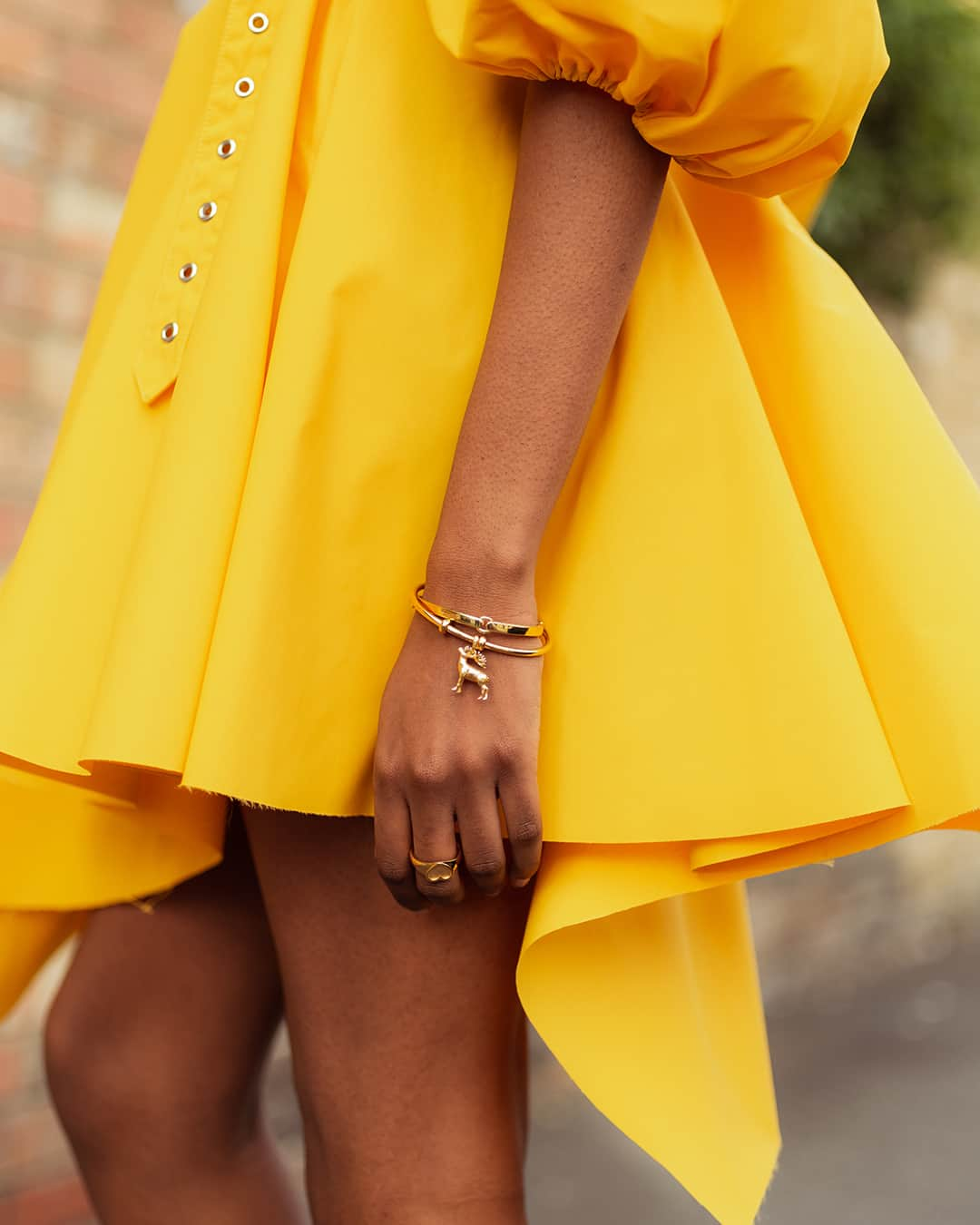 リンクスオブロンドンさんのインスタグラム写真 - (リンクスオブロンドンInstagram)「Choose talking-point jewellery to put your spin on a statement dress. The Red Deer Stag charm stands for strength & empowerment – there's a Wildlife Charm for each month of the year.  #LinksofLondon #LinksWildlife」9月4日 0時30分 - linksoflondon