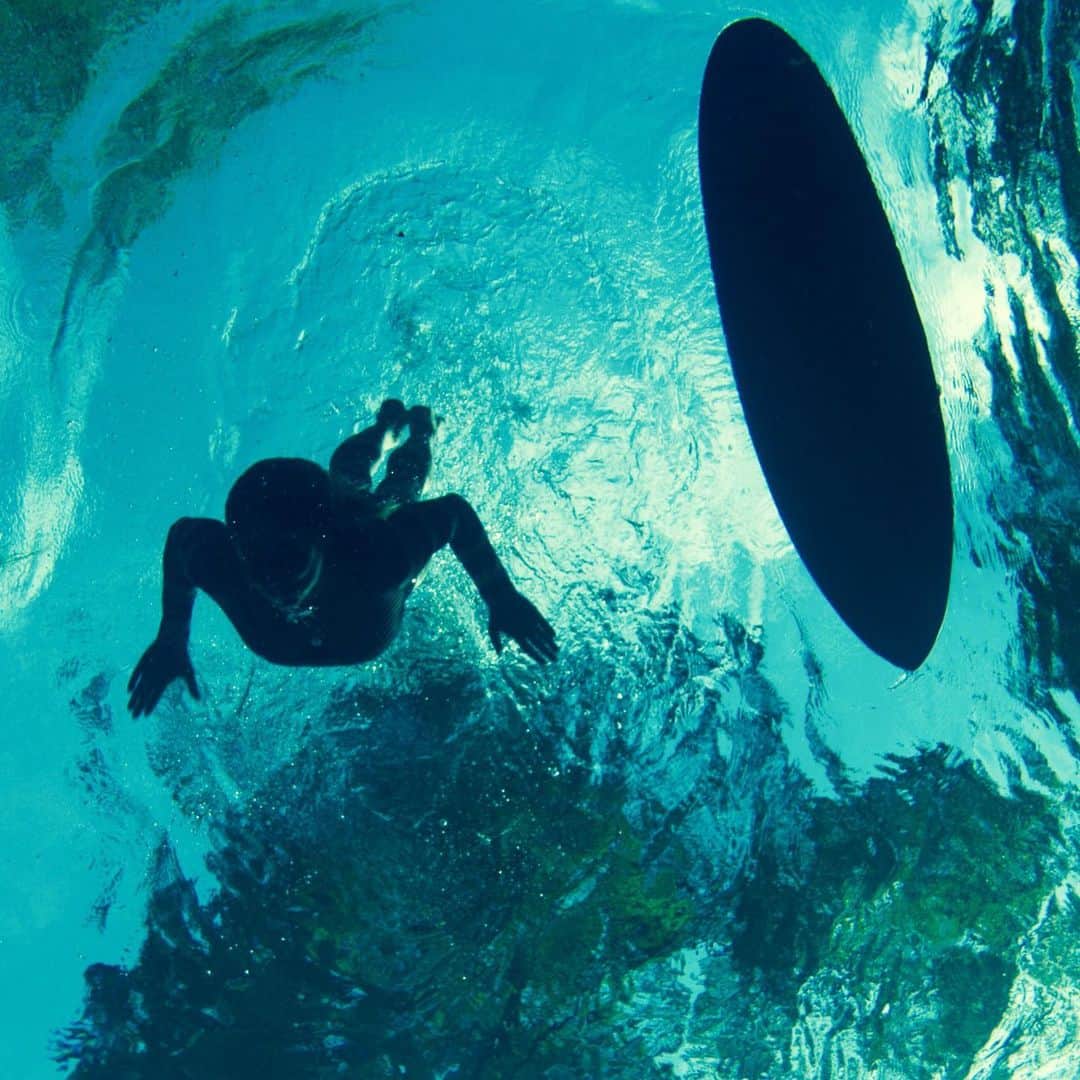 のインスタグラム：「Treat your ears to @waterpeoplepodcast’s brand new episode! This time, Sanuk’s Lauren Hill (@theseakin) and Dave Rastovich sit down with Peter Whish Wilson (@senatorsurfer)—an ocean enthusiast, family man, wine maker and politician who’s using his surf stoke to inspire environmental change. Listen in as the crew chats about the power of community, grassroots activism and the ability to make positive political impacts for both people and planet. Link in bio! #Sanuk #SmilePassItOn」