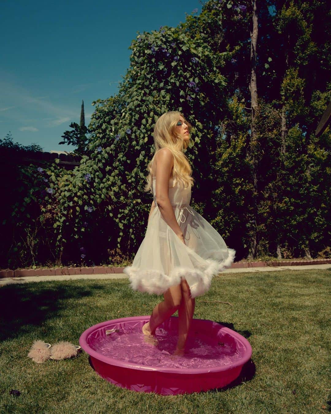 パイパー・アメリカ・スミスのインスタグラム：「Beverly Hills Mom vibes in my niece’s kitty pool 💗 @sashasamsonova @grisselhair @lilly_keys  @janellermiller」