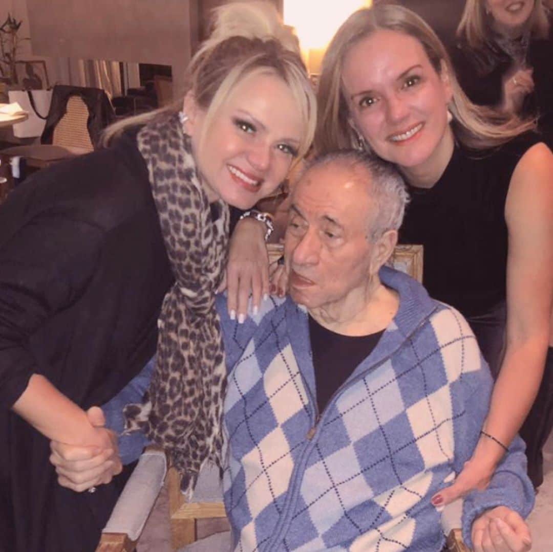 Eliana Michaelichin Bezerraのインスタグラム：「Há 21 anos assinei o meu primeiro grande contrato na tv, e meu advogado foi o Sergio D’Antino. Este homem fez história, concretizou, com sua equipe, os maiores e melhores acordos profissionais para atores, apresentadores, cantores. Sergio conquistou o reconhecimento e respeito por mérito e paixao ao ofício. Só ele conseguia ser amigo de todos e, mesmo assim, fazer bons negócios. Contrariou por anos a frase, “amigos, amigos, negócios à parte “. Ontem admiradores se uniram para uma linda homenagem. Idéia mais que generosa e carinhosa de minha advogada e amiga @alexandradepaula que conheci justamente por causa de D’Antino em seu escritório, lá nos conhecemos e nunca mais deixamos de nos falar. Esta primeira foto eterniza um presente que a vida me deu: dois amigos e profissionais que só me trouxeram boas energias. Grata ao universo por este encontro de almas. Que noite... #sergiodantino #limaduarte #gratidao #amizade #respeito #reciprocidade #merito #reconhecimento #obrigadadeus #thankgod」