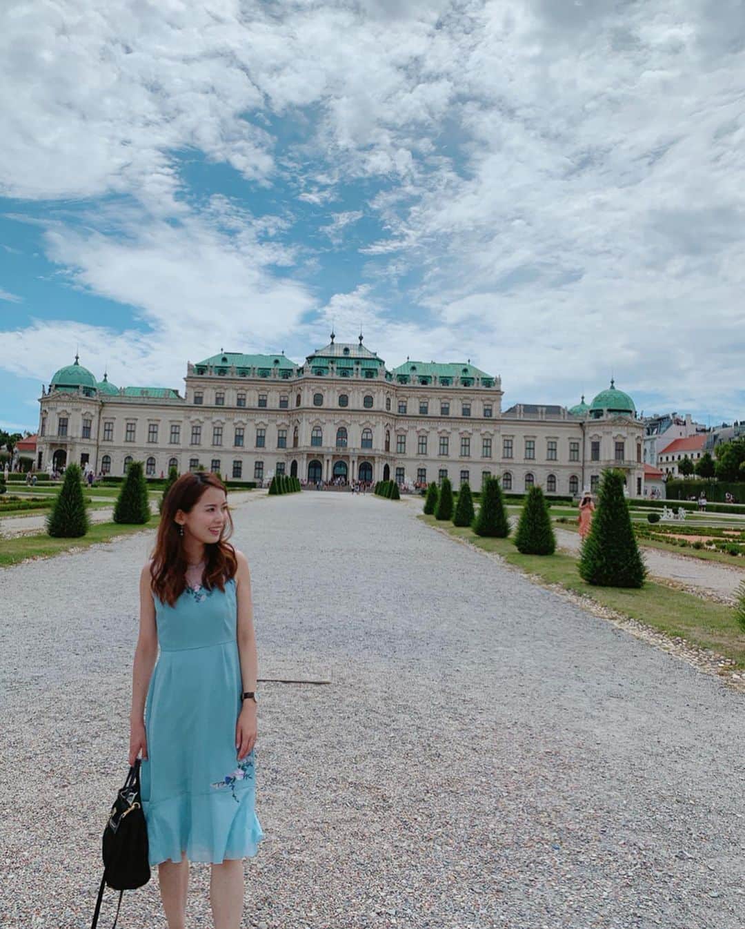 早川茉希さんのインスタグラム写真 - (早川茉希Instagram)「【🏰Vienna👑宮殿巡り】  今回、予想以上に素敵で また訪れたいと思ったのが #オーストリア の#ウィーン ！！🇦🇹 ・ 事前にハプスブルク家の歴史をおさらいして 女帝#マリアテレジア と 最後の皇妃#エリザベート (#シシィ ）に心酔😂❤️ ・ #シェーンブルン宮殿 や#ホーフブルク宮殿 #ベルヴェデーレ宮殿 で実際の部屋を見学したり、 宝物館で煌びやかな宝飾品や食器を見たりして 歴史を辿りながら当時の生活を 妄想して楽しみました😌🏰✨ ・ 高校生の時は世界史に苦手意識があったけれど こうして実際に見て学ぶと めちゃくちゃ楽しい🥺💕 ・ #シシィ博物館 すごく良かったなぁ〜！ すっかりシシィファン😂（単純） 美意識が高い絶世の美女、悲劇のヒロイン… 舞台や映画も観たくなった👏🏻✨ ・ ウィーンはすごく綺麗でスイーツも美味しく 大好きな街になりました😌❤️ pic9〜10は、#ウィーン国立図書館 📚  #vienna #austria #europe_pics #🇦🇹 #ウィーン旅行 #オーストリア旅行 #宮殿 #ハプスブルク家 #歴史って面白いね #綺麗で街歩きが楽しい #ウィーン散策 #クリムト #接吻 #ヨーロッパ旅行 #タビジョ #旅行好きな人と繋がりたい #makiヨーロッパ旅行2019」9月4日 0時38分 - maki_hayakawa