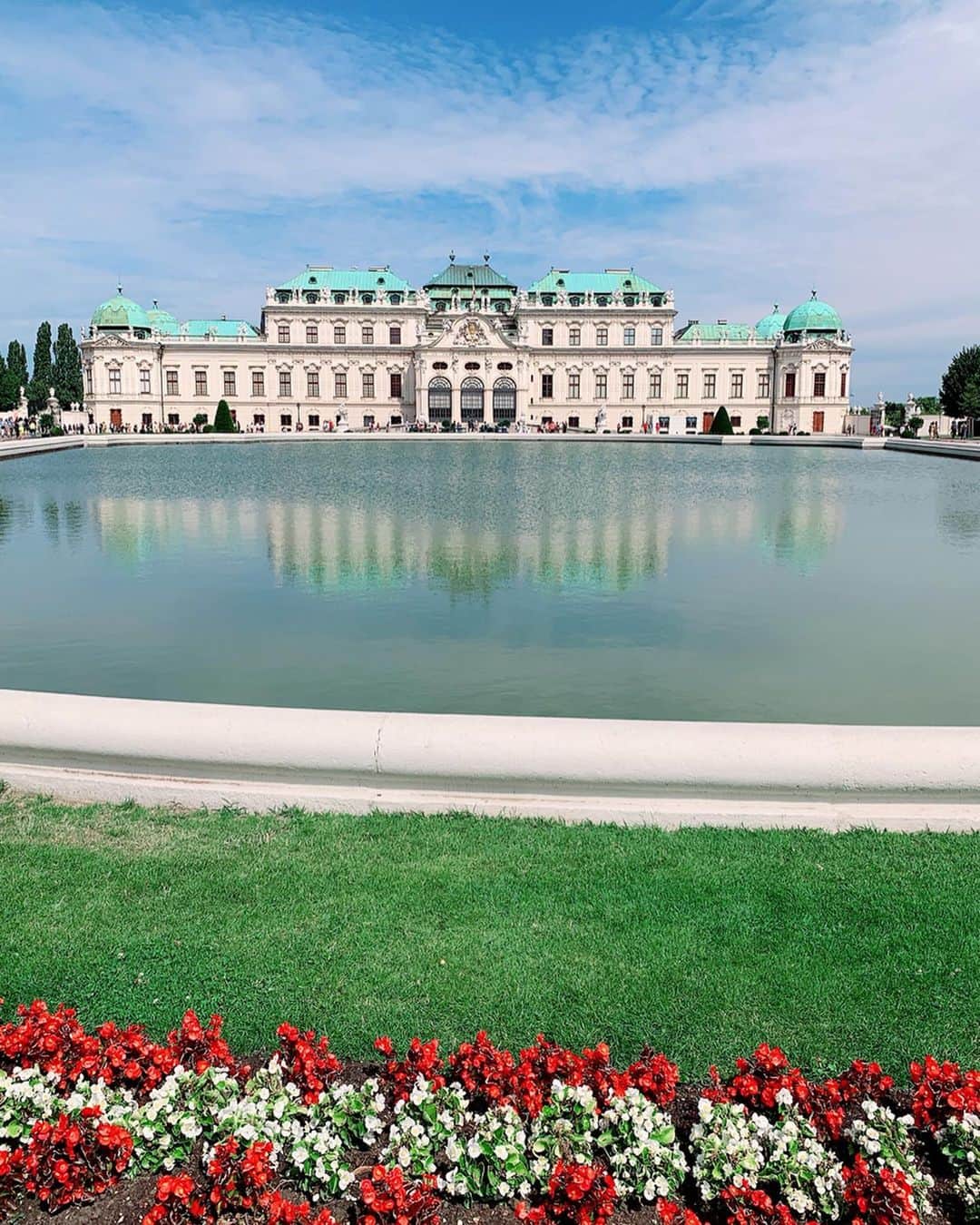 早川茉希さんのインスタグラム写真 - (早川茉希Instagram)「【🏰Vienna👑宮殿巡り】  今回、予想以上に素敵で また訪れたいと思ったのが #オーストリア の#ウィーン ！！🇦🇹 ・ 事前にハプスブルク家の歴史をおさらいして 女帝#マリアテレジア と 最後の皇妃#エリザベート (#シシィ ）に心酔😂❤️ ・ #シェーンブルン宮殿 や#ホーフブルク宮殿 #ベルヴェデーレ宮殿 で実際の部屋を見学したり、 宝物館で煌びやかな宝飾品や食器を見たりして 歴史を辿りながら当時の生活を 妄想して楽しみました😌🏰✨ ・ 高校生の時は世界史に苦手意識があったけれど こうして実際に見て学ぶと めちゃくちゃ楽しい🥺💕 ・ #シシィ博物館 すごく良かったなぁ〜！ すっかりシシィファン😂（単純） 美意識が高い絶世の美女、悲劇のヒロイン… 舞台や映画も観たくなった👏🏻✨ ・ ウィーンはすごく綺麗でスイーツも美味しく 大好きな街になりました😌❤️ pic9〜10は、#ウィーン国立図書館 📚  #vienna #austria #europe_pics #🇦🇹 #ウィーン旅行 #オーストリア旅行 #宮殿 #ハプスブルク家 #歴史って面白いね #綺麗で街歩きが楽しい #ウィーン散策 #クリムト #接吻 #ヨーロッパ旅行 #タビジョ #旅行好きな人と繋がりたい #makiヨーロッパ旅行2019」9月4日 0時38分 - maki_hayakawa