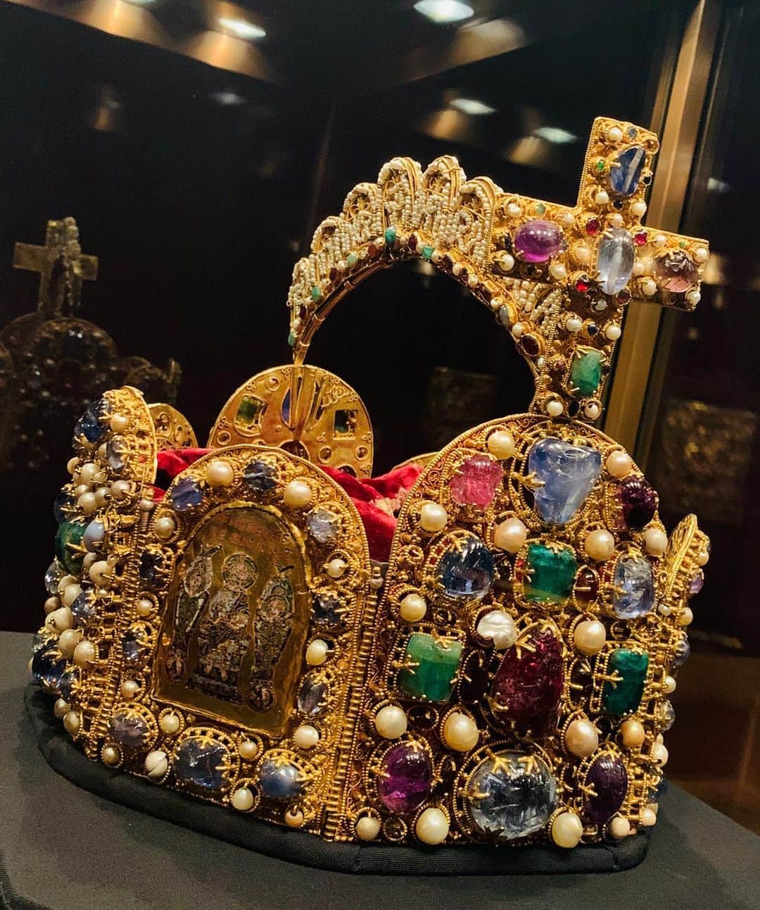 早川茉希さんのインスタグラム写真 - (早川茉希Instagram)「【🏰Vienna👑宮殿巡り】  今回、予想以上に素敵で また訪れたいと思ったのが #オーストリア の#ウィーン ！！🇦🇹 ・ 事前にハプスブルク家の歴史をおさらいして 女帝#マリアテレジア と 最後の皇妃#エリザベート (#シシィ ）に心酔😂❤️ ・ #シェーンブルン宮殿 や#ホーフブルク宮殿 #ベルヴェデーレ宮殿 で実際の部屋を見学したり、 宝物館で煌びやかな宝飾品や食器を見たりして 歴史を辿りながら当時の生活を 妄想して楽しみました😌🏰✨ ・ 高校生の時は世界史に苦手意識があったけれど こうして実際に見て学ぶと めちゃくちゃ楽しい🥺💕 ・ #シシィ博物館 すごく良かったなぁ〜！ すっかりシシィファン😂（単純） 美意識が高い絶世の美女、悲劇のヒロイン… 舞台や映画も観たくなった👏🏻✨ ・ ウィーンはすごく綺麗でスイーツも美味しく 大好きな街になりました😌❤️ pic9〜10は、#ウィーン国立図書館 📚  #vienna #austria #europe_pics #🇦🇹 #ウィーン旅行 #オーストリア旅行 #宮殿 #ハプスブルク家 #歴史って面白いね #綺麗で街歩きが楽しい #ウィーン散策 #クリムト #接吻 #ヨーロッパ旅行 #タビジョ #旅行好きな人と繋がりたい #makiヨーロッパ旅行2019」9月4日 0時38分 - maki_hayakawa