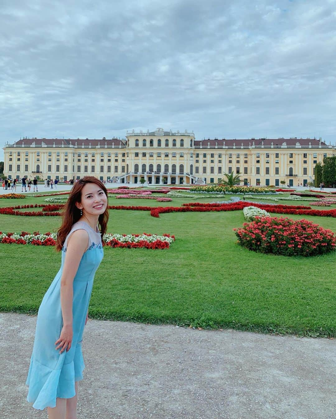 早川茉希さんのインスタグラム写真 - (早川茉希Instagram)「【🏰Vienna👑宮殿巡り】  今回、予想以上に素敵で また訪れたいと思ったのが #オーストリア の#ウィーン ！！🇦🇹 ・ 事前にハプスブルク家の歴史をおさらいして 女帝#マリアテレジア と 最後の皇妃#エリザベート (#シシィ ）に心酔😂❤️ ・ #シェーンブルン宮殿 や#ホーフブルク宮殿 #ベルヴェデーレ宮殿 で実際の部屋を見学したり、 宝物館で煌びやかな宝飾品や食器を見たりして 歴史を辿りながら当時の生活を 妄想して楽しみました😌🏰✨ ・ 高校生の時は世界史に苦手意識があったけれど こうして実際に見て学ぶと めちゃくちゃ楽しい🥺💕 ・ #シシィ博物館 すごく良かったなぁ〜！ すっかりシシィファン😂（単純） 美意識が高い絶世の美女、悲劇のヒロイン… 舞台や映画も観たくなった👏🏻✨ ・ ウィーンはすごく綺麗でスイーツも美味しく 大好きな街になりました😌❤️ pic9〜10は、#ウィーン国立図書館 📚  #vienna #austria #europe_pics #🇦🇹 #ウィーン旅行 #オーストリア旅行 #宮殿 #ハプスブルク家 #歴史って面白いね #綺麗で街歩きが楽しい #ウィーン散策 #クリムト #接吻 #ヨーロッパ旅行 #タビジョ #旅行好きな人と繋がりたい #makiヨーロッパ旅行2019」9月4日 0時38分 - maki_hayakawa