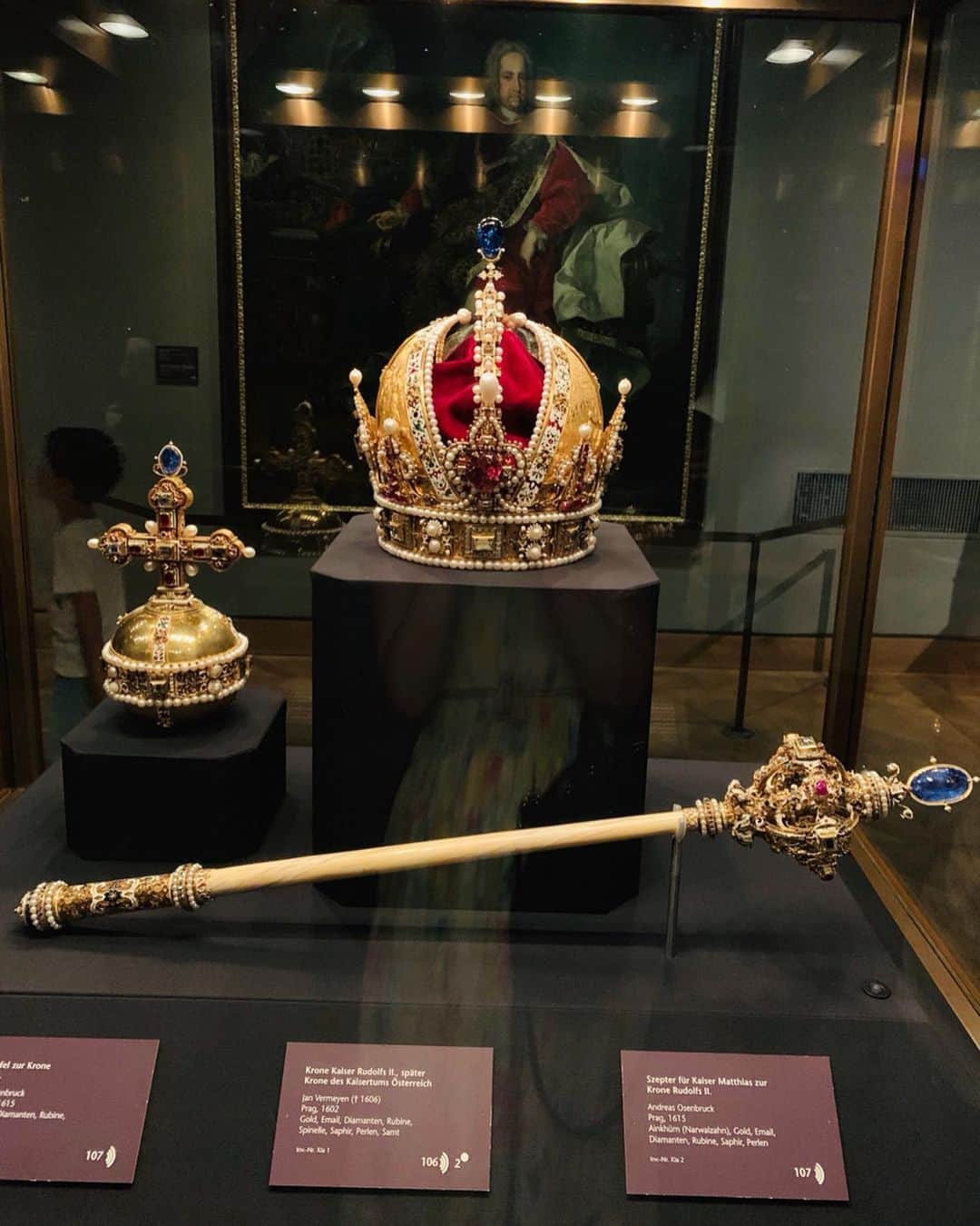 早川茉希さんのインスタグラム写真 - (早川茉希Instagram)「【🏰Vienna👑宮殿巡り】  今回、予想以上に素敵で また訪れたいと思ったのが #オーストリア の#ウィーン ！！🇦🇹 ・ 事前にハプスブルク家の歴史をおさらいして 女帝#マリアテレジア と 最後の皇妃#エリザベート (#シシィ ）に心酔😂❤️ ・ #シェーンブルン宮殿 や#ホーフブルク宮殿 #ベルヴェデーレ宮殿 で実際の部屋を見学したり、 宝物館で煌びやかな宝飾品や食器を見たりして 歴史を辿りながら当時の生活を 妄想して楽しみました😌🏰✨ ・ 高校生の時は世界史に苦手意識があったけれど こうして実際に見て学ぶと めちゃくちゃ楽しい🥺💕 ・ #シシィ博物館 すごく良かったなぁ〜！ すっかりシシィファン😂（単純） 美意識が高い絶世の美女、悲劇のヒロイン… 舞台や映画も観たくなった👏🏻✨ ・ ウィーンはすごく綺麗でスイーツも美味しく 大好きな街になりました😌❤️ pic9〜10は、#ウィーン国立図書館 📚  #vienna #austria #europe_pics #🇦🇹 #ウィーン旅行 #オーストリア旅行 #宮殿 #ハプスブルク家 #歴史って面白いね #綺麗で街歩きが楽しい #ウィーン散策 #クリムト #接吻 #ヨーロッパ旅行 #タビジョ #旅行好きな人と繋がりたい #makiヨーロッパ旅行2019」9月4日 0時38分 - maki_hayakawa