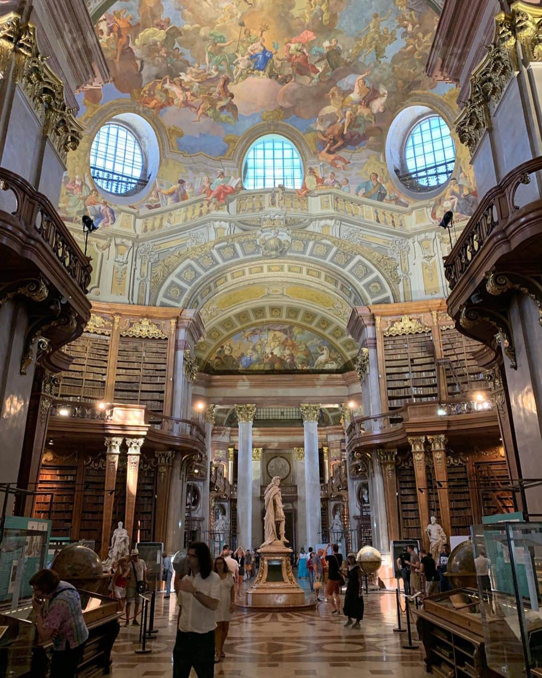 早川茉希さんのインスタグラム写真 - (早川茉希Instagram)「【🏰Vienna👑宮殿巡り】  今回、予想以上に素敵で また訪れたいと思ったのが #オーストリア の#ウィーン ！！🇦🇹 ・ 事前にハプスブルク家の歴史をおさらいして 女帝#マリアテレジア と 最後の皇妃#エリザベート (#シシィ ）に心酔😂❤️ ・ #シェーンブルン宮殿 や#ホーフブルク宮殿 #ベルヴェデーレ宮殿 で実際の部屋を見学したり、 宝物館で煌びやかな宝飾品や食器を見たりして 歴史を辿りながら当時の生活を 妄想して楽しみました😌🏰✨ ・ 高校生の時は世界史に苦手意識があったけれど こうして実際に見て学ぶと めちゃくちゃ楽しい🥺💕 ・ #シシィ博物館 すごく良かったなぁ〜！ すっかりシシィファン😂（単純） 美意識が高い絶世の美女、悲劇のヒロイン… 舞台や映画も観たくなった👏🏻✨ ・ ウィーンはすごく綺麗でスイーツも美味しく 大好きな街になりました😌❤️ pic9〜10は、#ウィーン国立図書館 📚  #vienna #austria #europe_pics #🇦🇹 #ウィーン旅行 #オーストリア旅行 #宮殿 #ハプスブルク家 #歴史って面白いね #綺麗で街歩きが楽しい #ウィーン散策 #クリムト #接吻 #ヨーロッパ旅行 #タビジョ #旅行好きな人と繋がりたい #makiヨーロッパ旅行2019」9月4日 0時38分 - maki_hayakawa