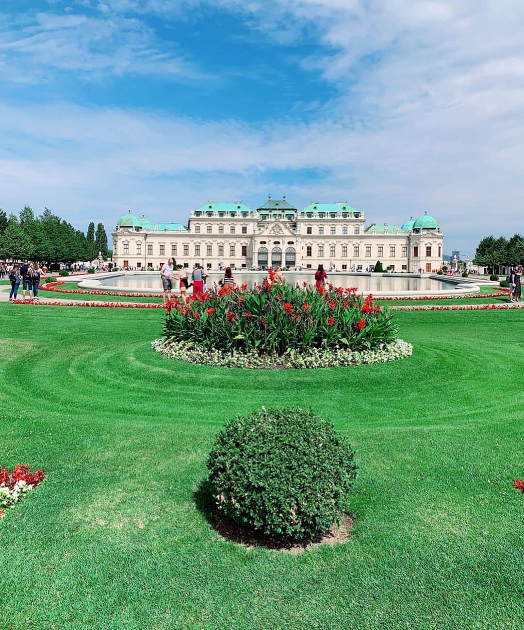 早川茉希さんのインスタグラム写真 - (早川茉希Instagram)「【🏰Vienna👑宮殿巡り】  今回、予想以上に素敵で また訪れたいと思ったのが #オーストリア の#ウィーン ！！🇦🇹 ・ 事前にハプスブルク家の歴史をおさらいして 女帝#マリアテレジア と 最後の皇妃#エリザベート (#シシィ ）に心酔😂❤️ ・ #シェーンブルン宮殿 や#ホーフブルク宮殿 #ベルヴェデーレ宮殿 で実際の部屋を見学したり、 宝物館で煌びやかな宝飾品や食器を見たりして 歴史を辿りながら当時の生活を 妄想して楽しみました😌🏰✨ ・ 高校生の時は世界史に苦手意識があったけれど こうして実際に見て学ぶと めちゃくちゃ楽しい🥺💕 ・ #シシィ博物館 すごく良かったなぁ〜！ すっかりシシィファン😂（単純） 美意識が高い絶世の美女、悲劇のヒロイン… 舞台や映画も観たくなった👏🏻✨ ・ ウィーンはすごく綺麗でスイーツも美味しく 大好きな街になりました😌❤️ pic9〜10は、#ウィーン国立図書館 📚  #vienna #austria #europe_pics #🇦🇹 #ウィーン旅行 #オーストリア旅行 #宮殿 #ハプスブルク家 #歴史って面白いね #綺麗で街歩きが楽しい #ウィーン散策 #クリムト #接吻 #ヨーロッパ旅行 #タビジョ #旅行好きな人と繋がりたい #makiヨーロッパ旅行2019」9月4日 0時38分 - maki_hayakawa