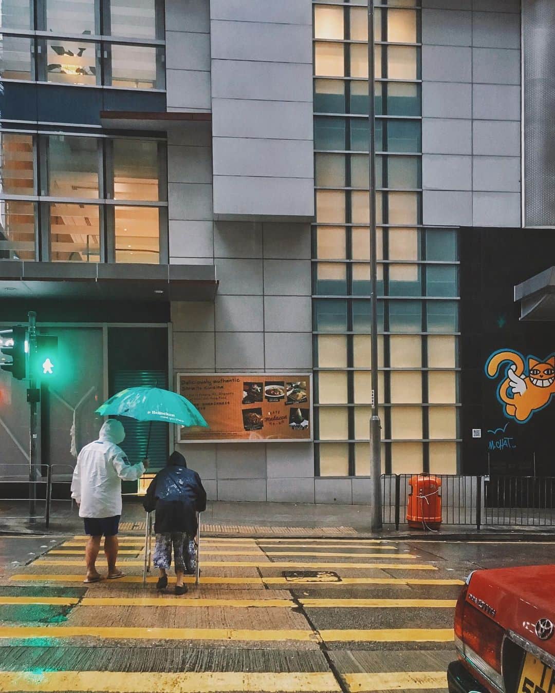 sunday_722のインスタグラム：「*﻿ ☔️台風の朝でも﻿ おばあちゃんは﻿ 優しい介護の青年と﻿ 飲茶の外賣（持ち帰り）﻿ を買いに行く﻿ *﻿ そんな香港を﻿ 私は愛しています。﻿ 優しい香港🇭🇰﻿ ﻿ 撮影2916年8月﻿ *﻿ #rainyday  #香港日常 #香港加油﻿ #explorehongkong﻿ #香港中毒﻿ #capturehongkong﻿ #zolimahongkong﻿ #tv_pointofview ﻿ #streetdreamsmag﻿ #discoverhongkong ﻿ #allabouthongkong ﻿ #streetclassics﻿ #umbrellaplanet﻿ #streetsgrammer﻿ #streetphotography﻿ #busystranger﻿  #ShotOniPhone﻿ #ShotOniPhone6s﻿ #ig_photooftheday﻿ #indies_gram ﻿ #tv_pointofview﻿ #tv_tinypeople﻿ #exklusive_shot﻿ #myfeatureshoot ﻿ #samewheremagazine﻿ #jj_mobilephotography﻿ #streetdreamsmag﻿ #streetclassics  #waytohk_sunday_722﻿」