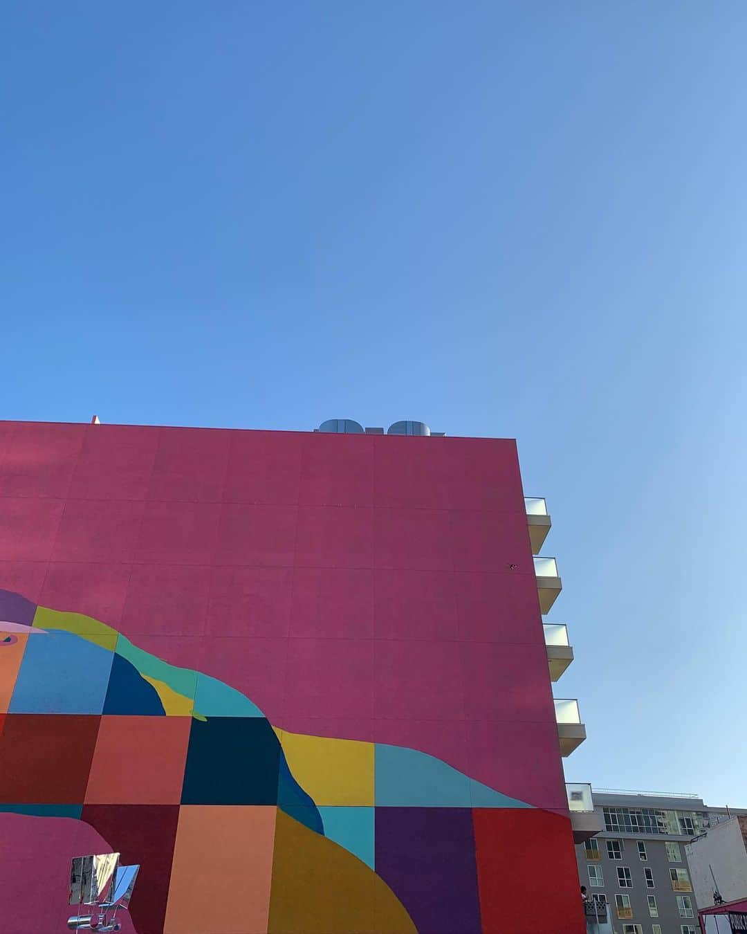 ベティ・オウティエさんのインスタグラム写真 - (ベティ・オウティエInstagram)「Petit retour sur la soirée organisée par @theofficialpandora la semaine dernière à Los Angeles, une rue de LA et un mur géant entièrement peint de rose par des street artistes de la ville 💕 à l’image de la nouvelle couleur de logo de la marque.  C’était franchement sublime! Le mur reste rose et accessible à tout le monde si l’envie vous prend d’aller fouler la #streetoflove 💓  #whatdoyoulove #pandora #ad」9月4日 0時54分 - bettyautier