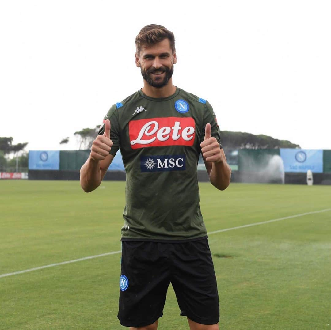 SSCナポリさんのインスタグラム写真 - (SSCナポリInstagram)「📸 Fernando Llorente è in campo 👋🏻 @llorente_fer is on the training pitch! 💙 #ForzaNapoliSempre」9月4日 0時48分 - officialsscnapoli