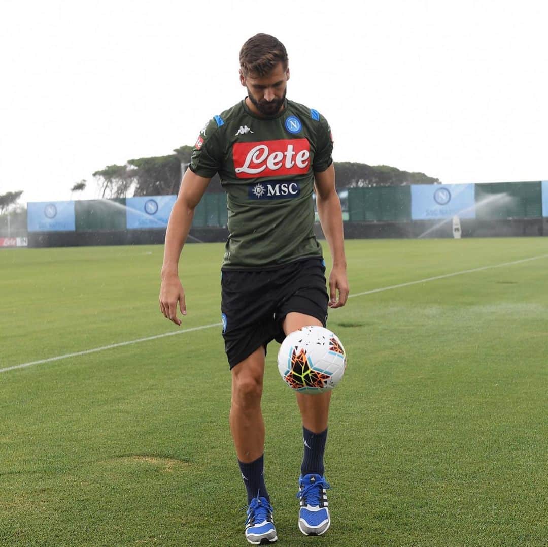 SSCナポリさんのインスタグラム写真 - (SSCナポリInstagram)「📸 Fernando Llorente è in campo 👋🏻 @llorente_fer is on the training pitch! 💙 #ForzaNapoliSempre」9月4日 0時48分 - officialsscnapoli