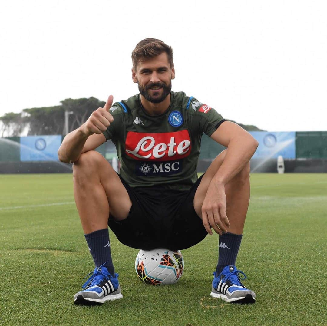 SSCナポリさんのインスタグラム写真 - (SSCナポリInstagram)「📸 Fernando Llorente è in campo 👋🏻 @llorente_fer is on the training pitch! 💙 #ForzaNapoliSempre」9月4日 0時48分 - officialsscnapoli