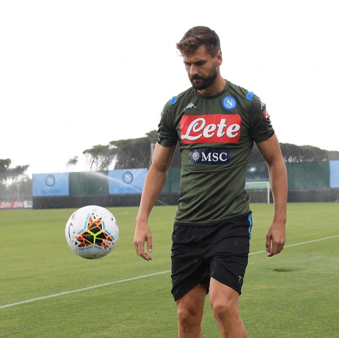 SSCナポリさんのインスタグラム写真 - (SSCナポリInstagram)「📸 Fernando Llorente è in campo 👋🏻 @llorente_fer is on the training pitch! 💙 #ForzaNapoliSempre」9月4日 0時48分 - officialsscnapoli