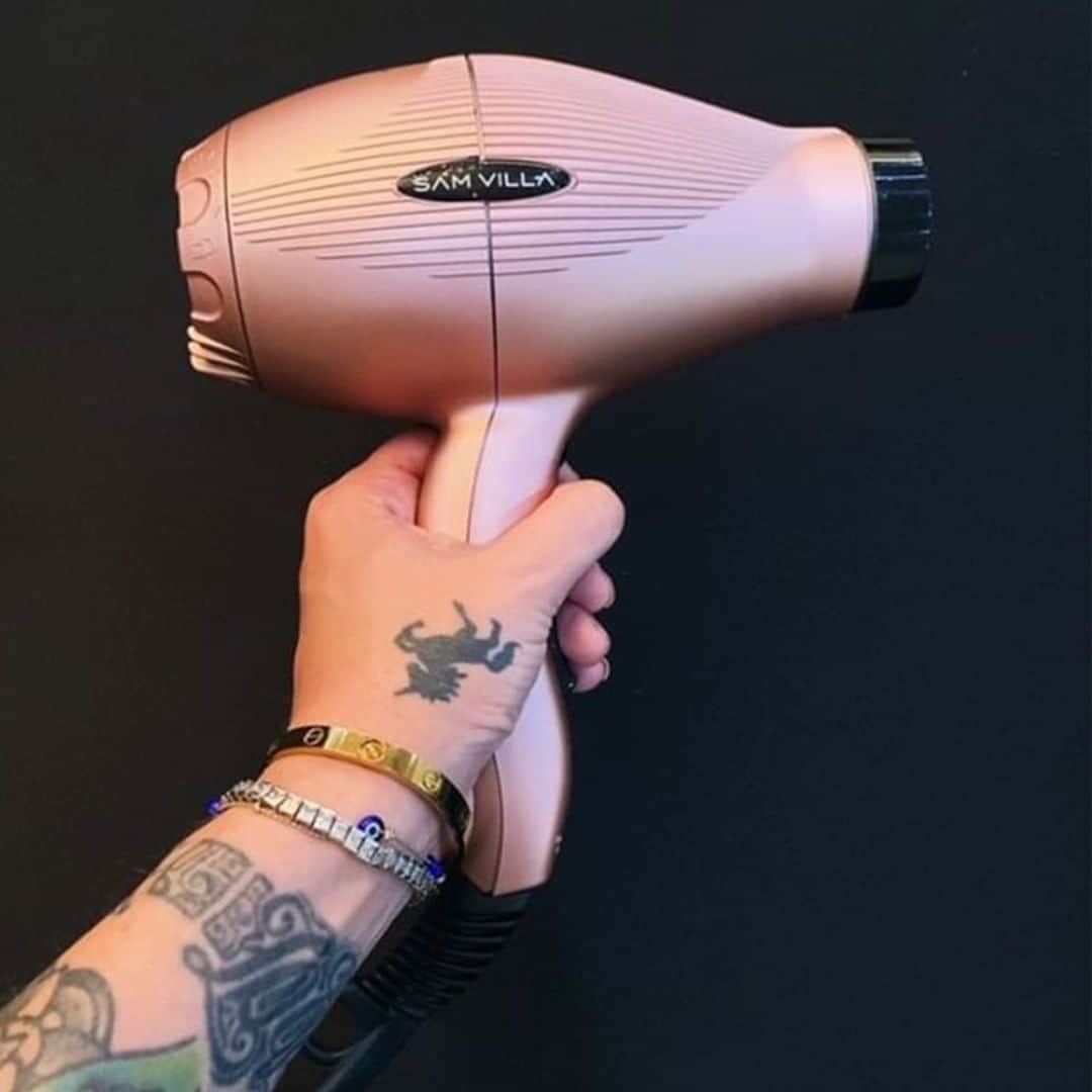 Sam Villaさんのインスタグラム写真 - (Sam VillaInstagram)「@Redken artist @hkprofessional knows the importance of powerful tools --- and the NEW Limited Edition Rose Gold Light Professional Ionic Blow Dryer does not disappoint! ⠀ ⠀ Heading backstage for #FashionWeek? Our lightweight ionic blow dryer is #travelfriendly without compromising on power. It delivers powerful airflow, is whisper quiet and weighs less than 1 lb! ⠀ ⠀ Limited Quantities. On SALE now at SamVilla.com for $139 (normally $175). Head to the link in our bio to shop our #LimitedEdition Rose Gold Tools before they sell out!」9月4日 0時49分 - samvillahair