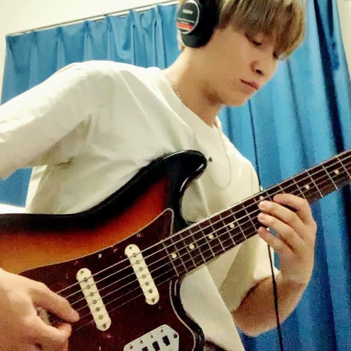 のインスタグラム：「今日も一日お疲れ様でした。  今日は一日中ベースを弾いて、最後はバリトンギターを弾いて終了。 そんな今夜は大好きなスピッツから『冷たい頬』のベースソロを。 田村さんは自分にとってベースヒーローです。  #Bentham #スピッツ #spitz #冷たい頬 #田村明浩 #bass #bassist #electricbass #bassplayer #bassporn #bassguitar #bassgram #basssolo #baritoneguitar #bassvi #bass6 #fender #fendercustomshop #fenderbass #fenderbassvi #sateliteamplifiers #basseradicator #最近金髪に戻りました」